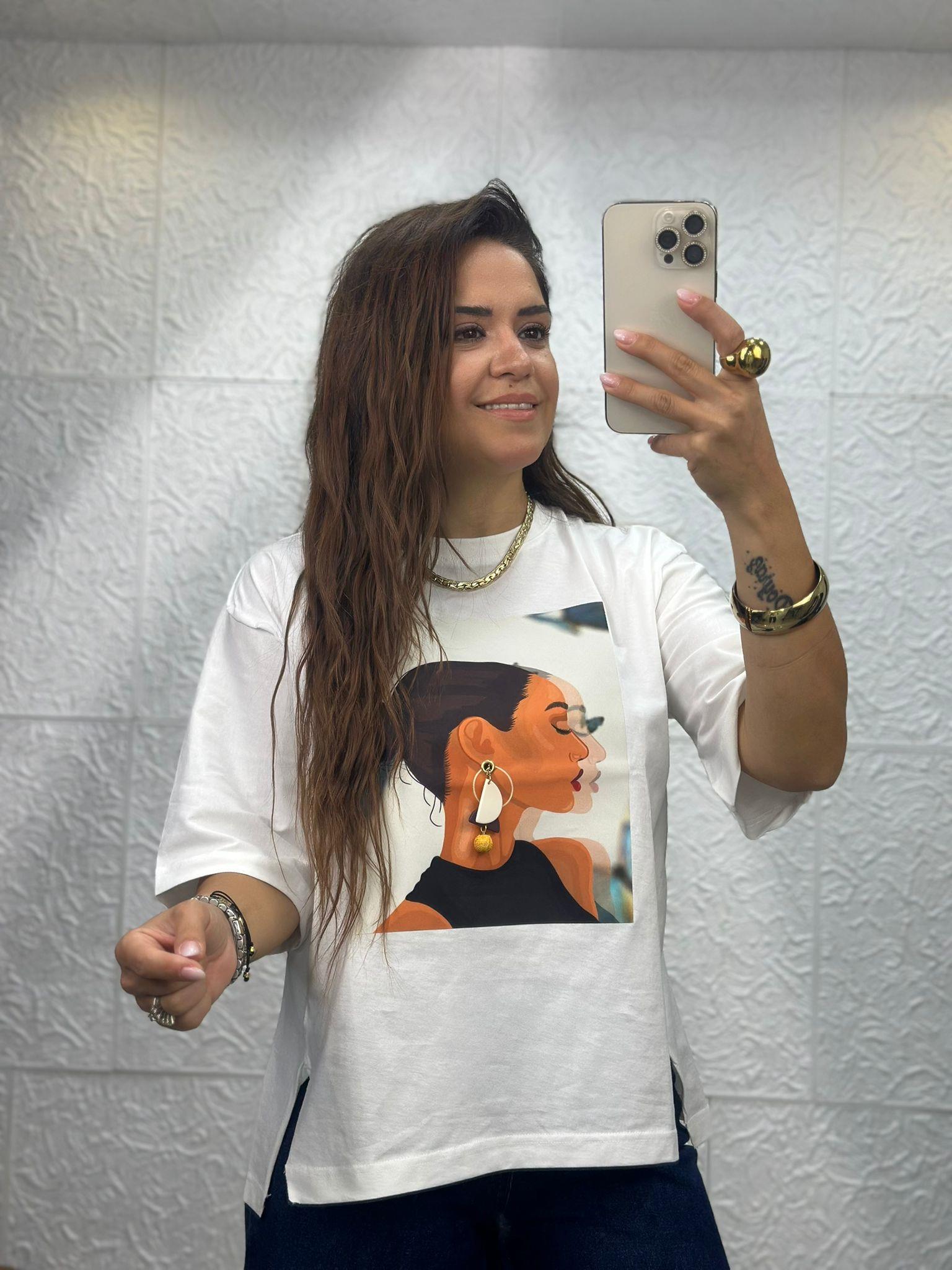 Küpeli Baskılı Kız  Beyaz Tshirt