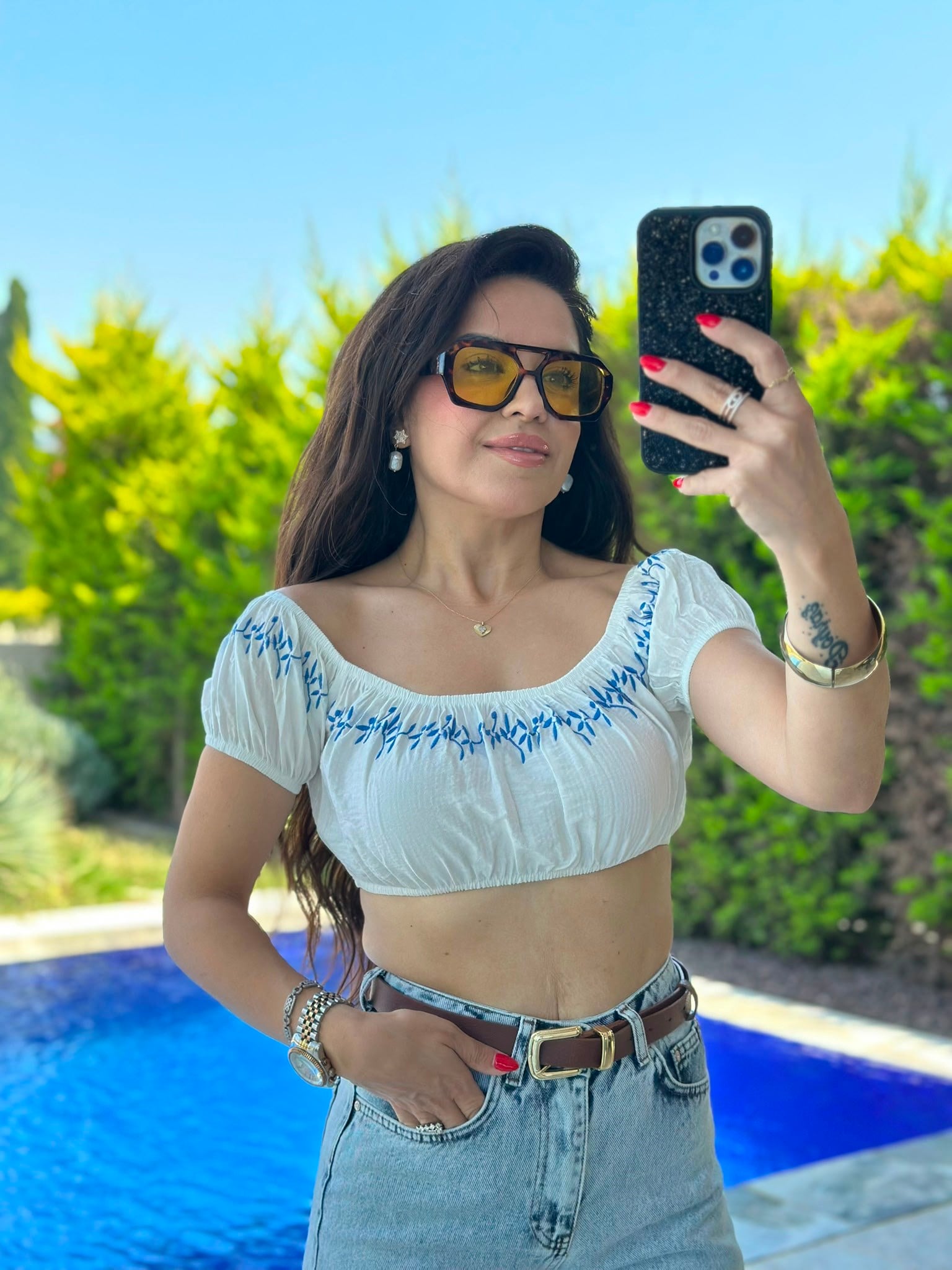 Mavi Nakışlı Beyaz Crop