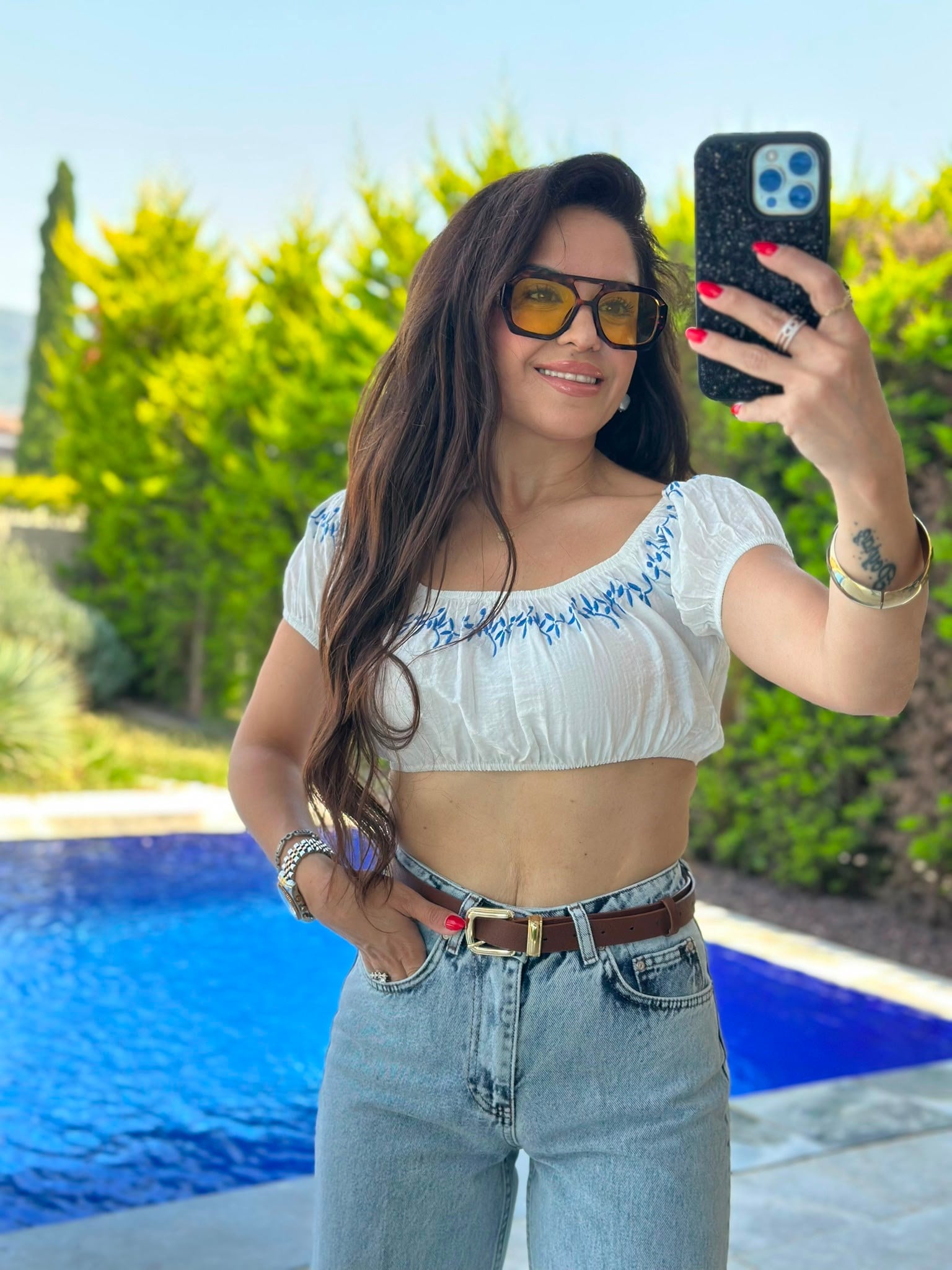Mavi Nakışlı Beyaz Crop