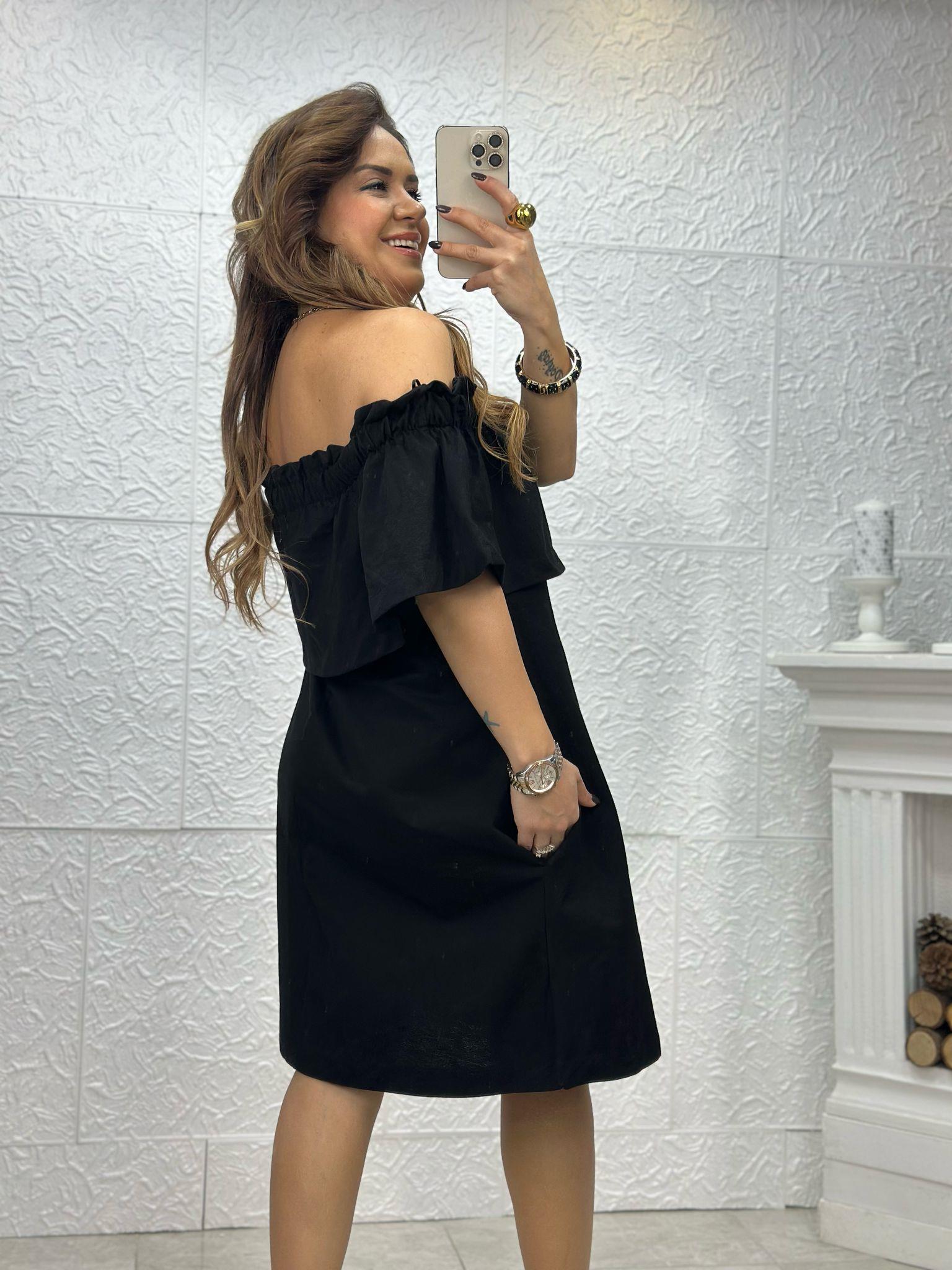 Omuzları Düşük Siyah Elbise