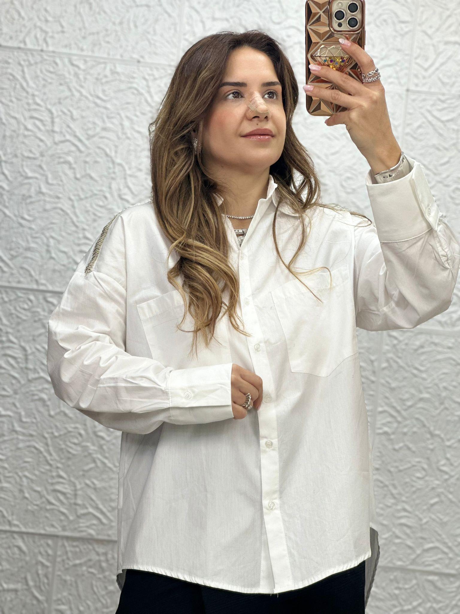 Omuzları Taşlı Beyaz Gömlek