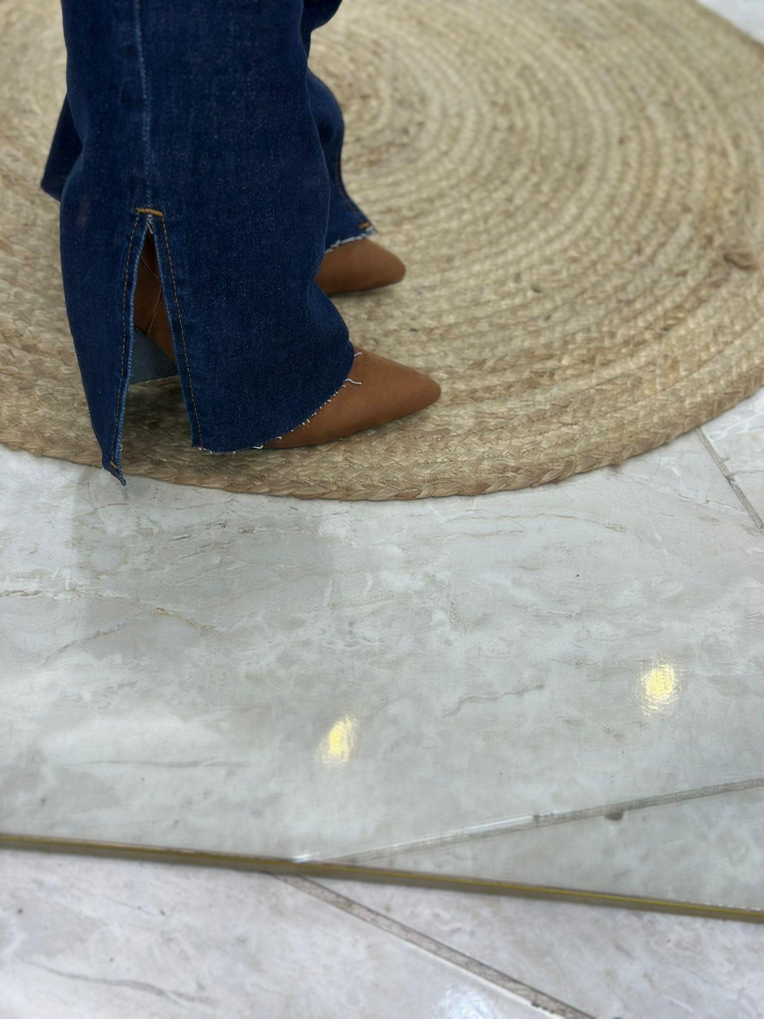 Paçası Yırtmaç Detaylı Jean