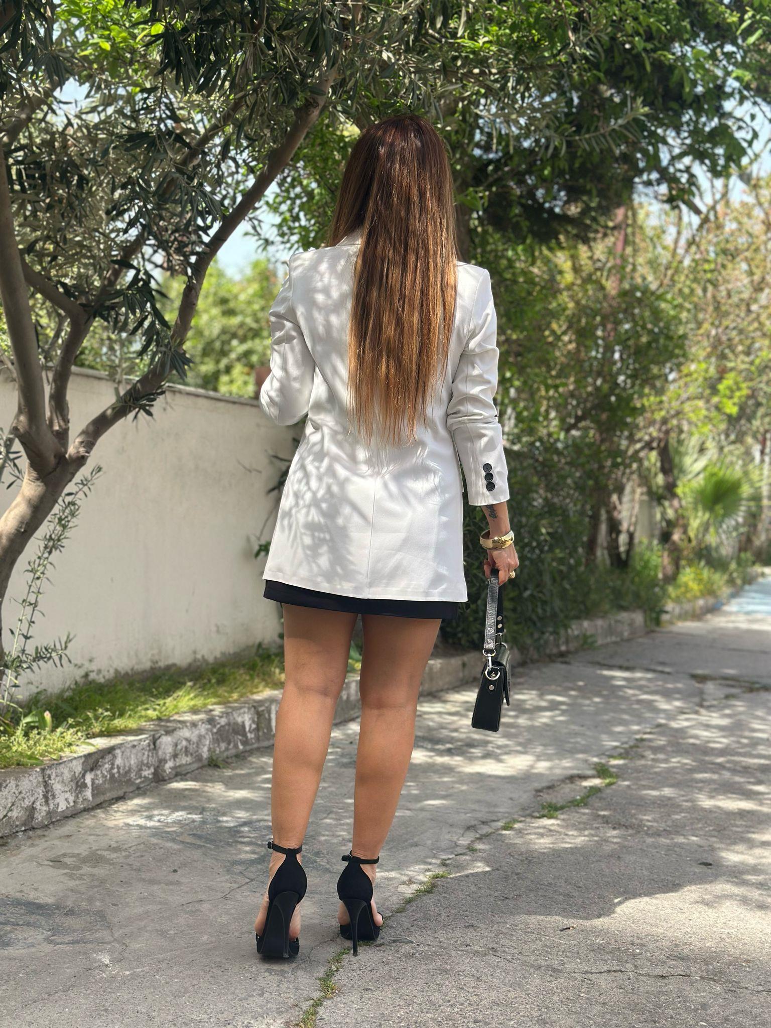 Siyah Düğmeli Vatkalı Beyaz Ceket