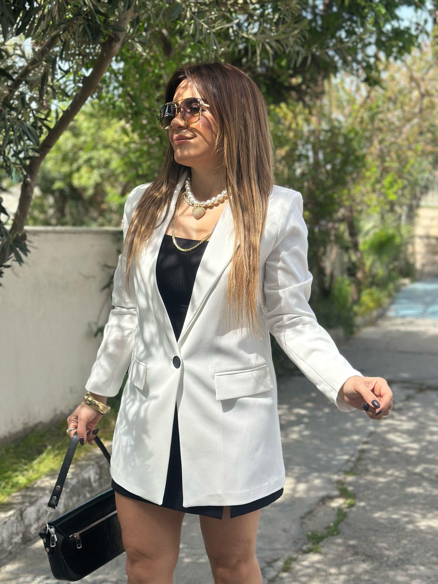 Siyah Düğmeli Vatkalı Beyaz Ceket