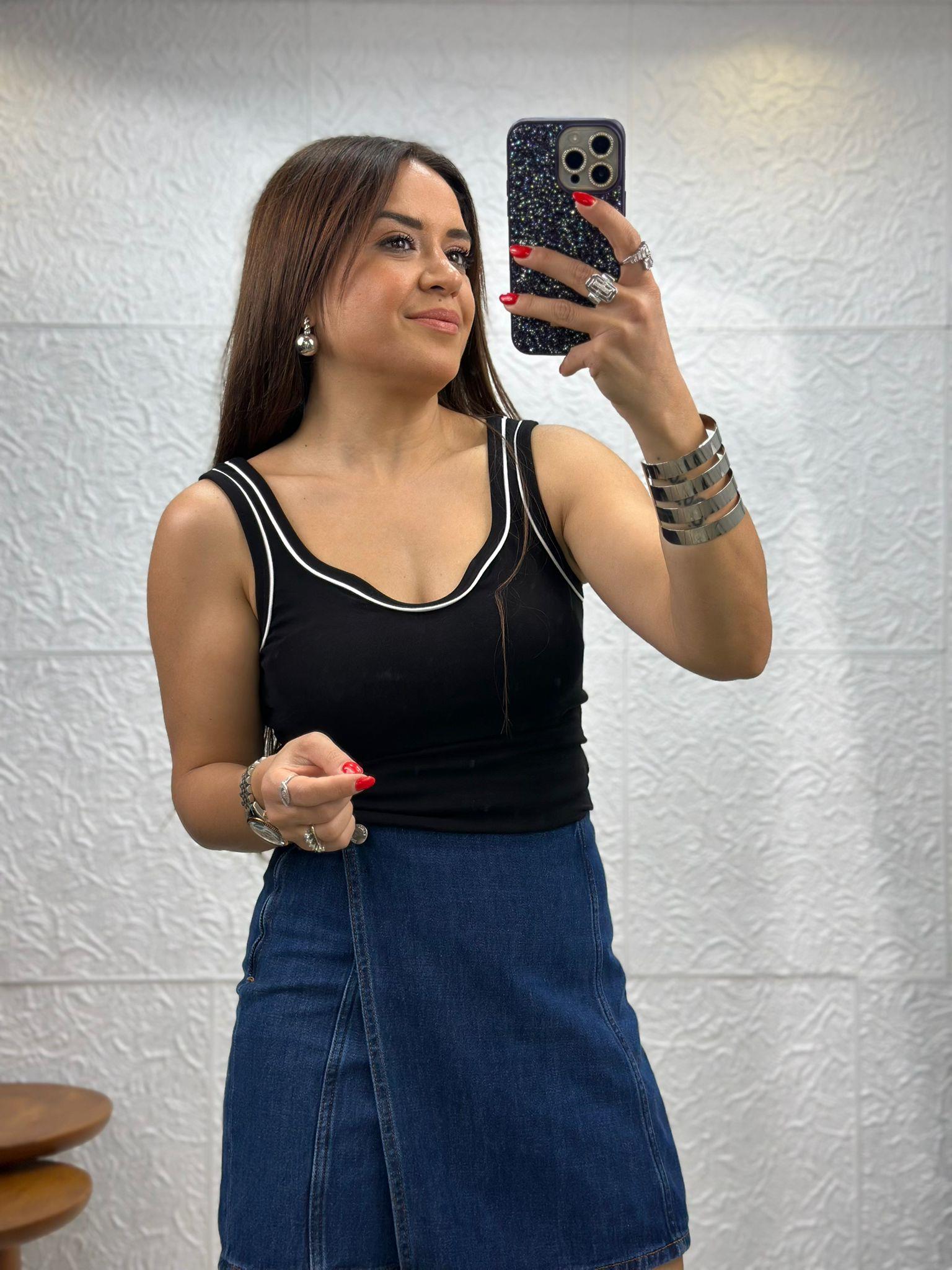 Siyah Kalp Yaka Atlet