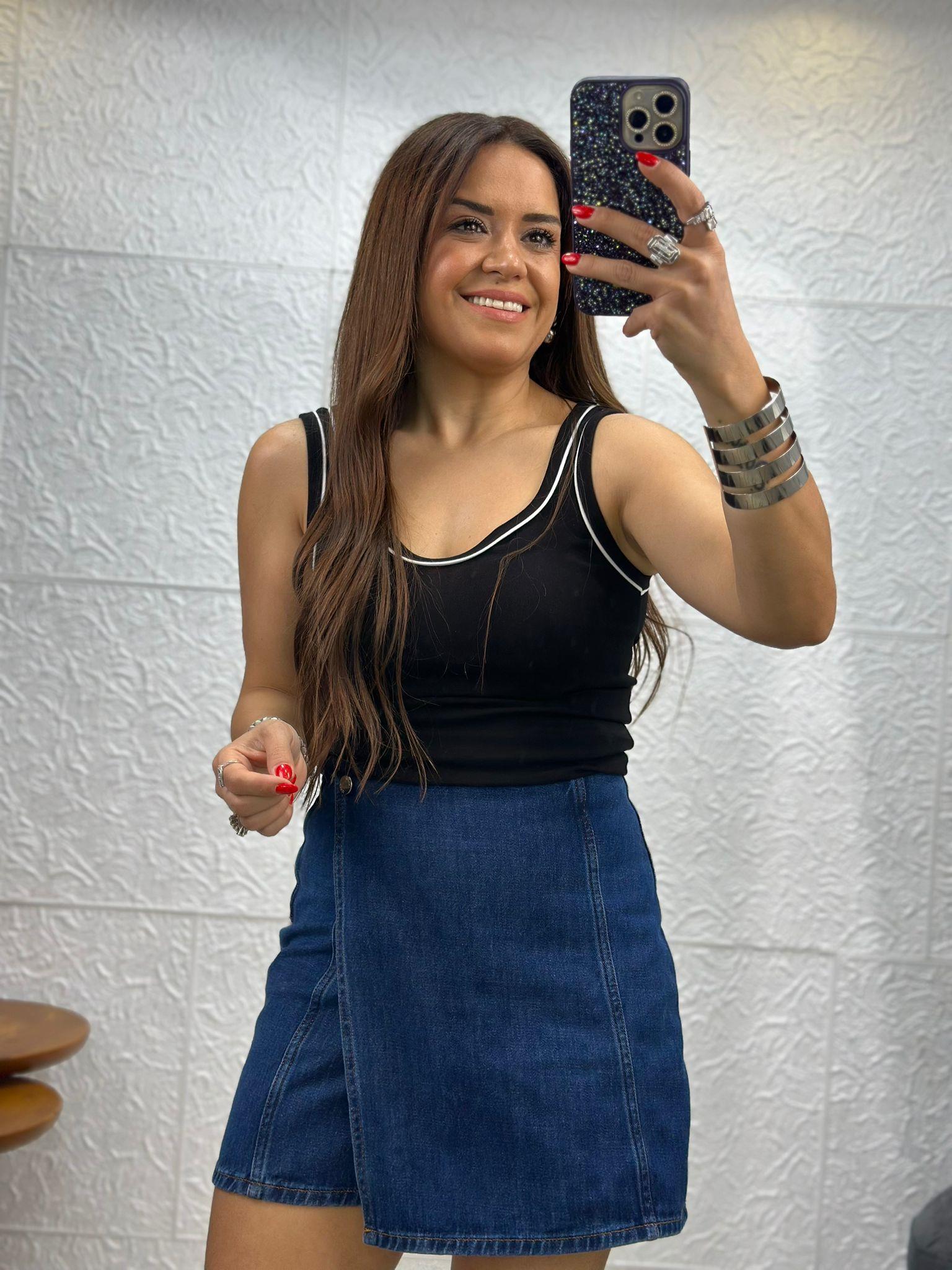 Siyah Kalp Yaka Atlet