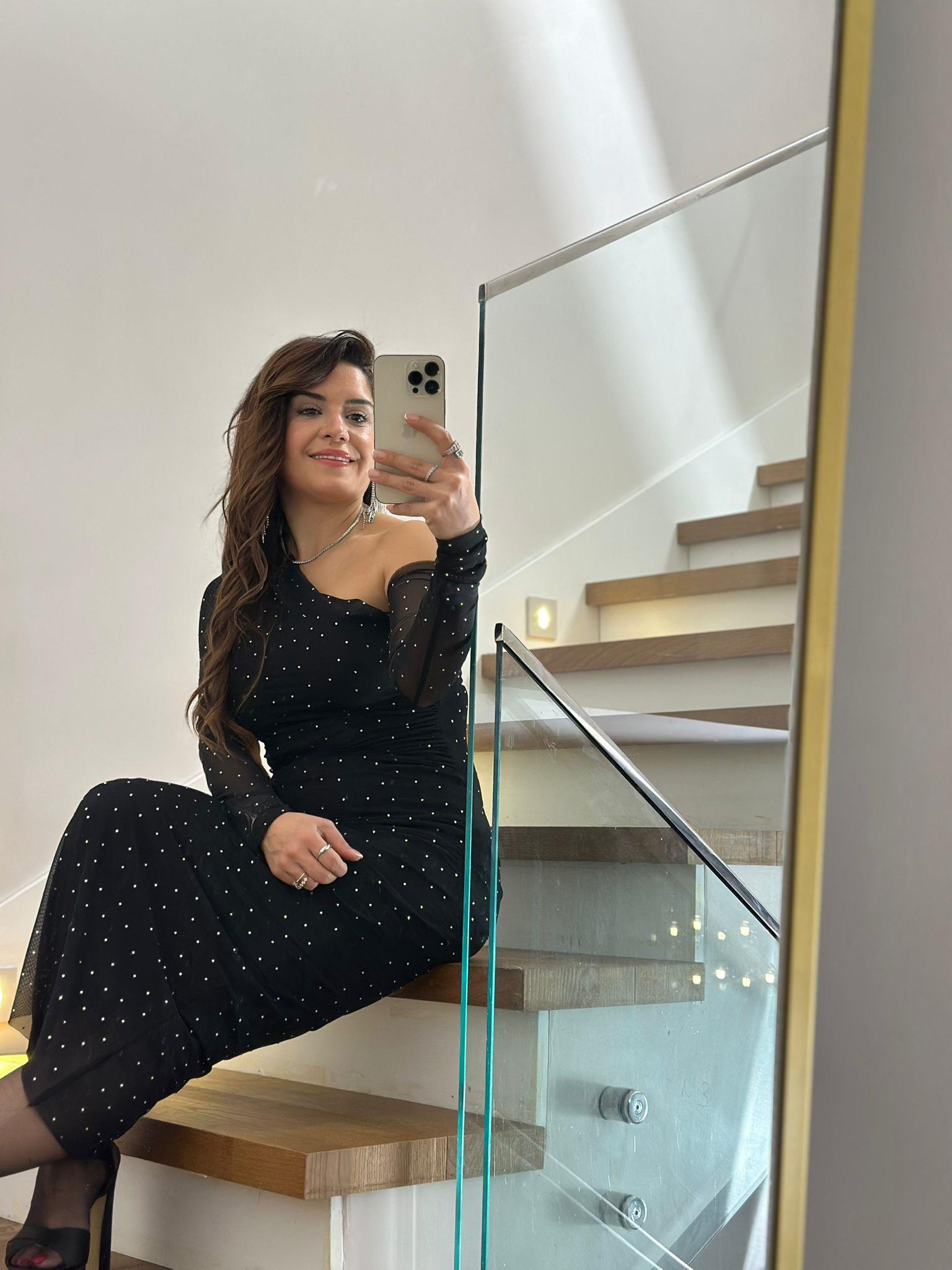 Taşlı Siyah Omzu Düşük Elbise