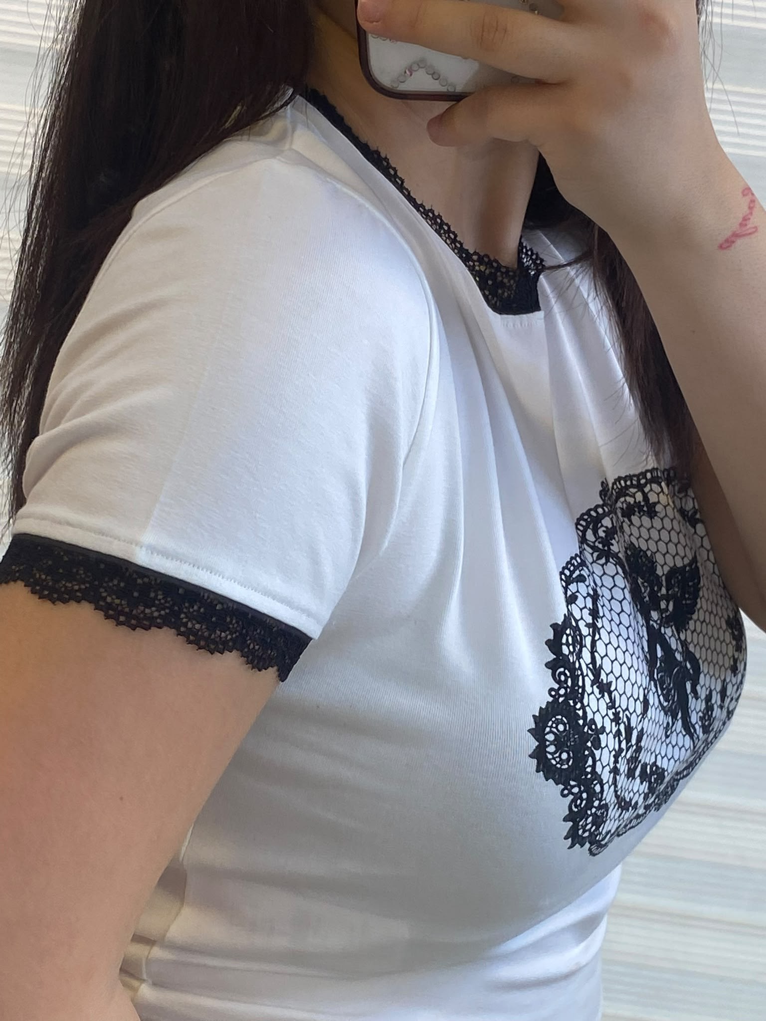 Tül baskılı beyaz crop tişört