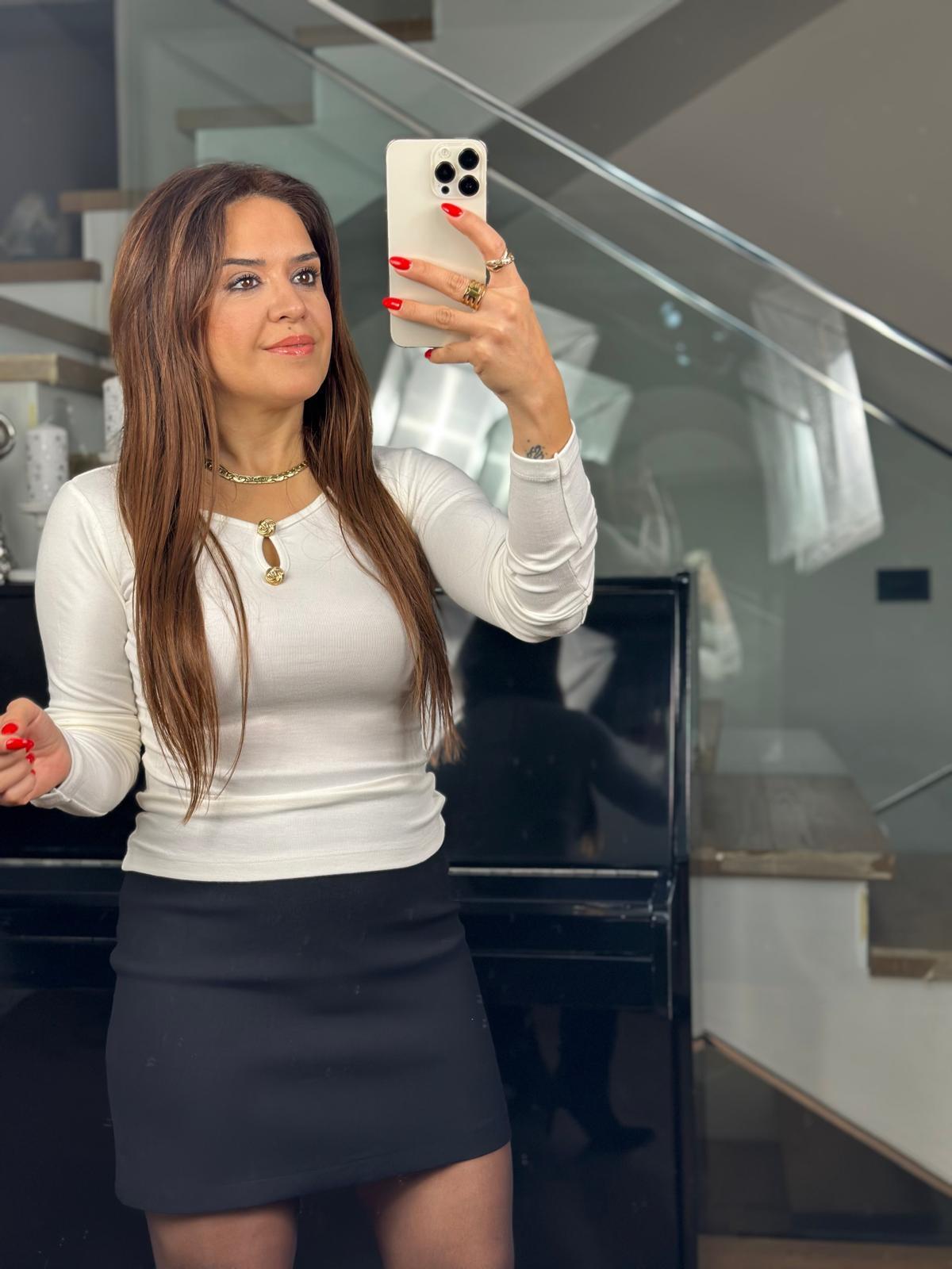 Yakası Aksesuarlı Beyaz Bluz