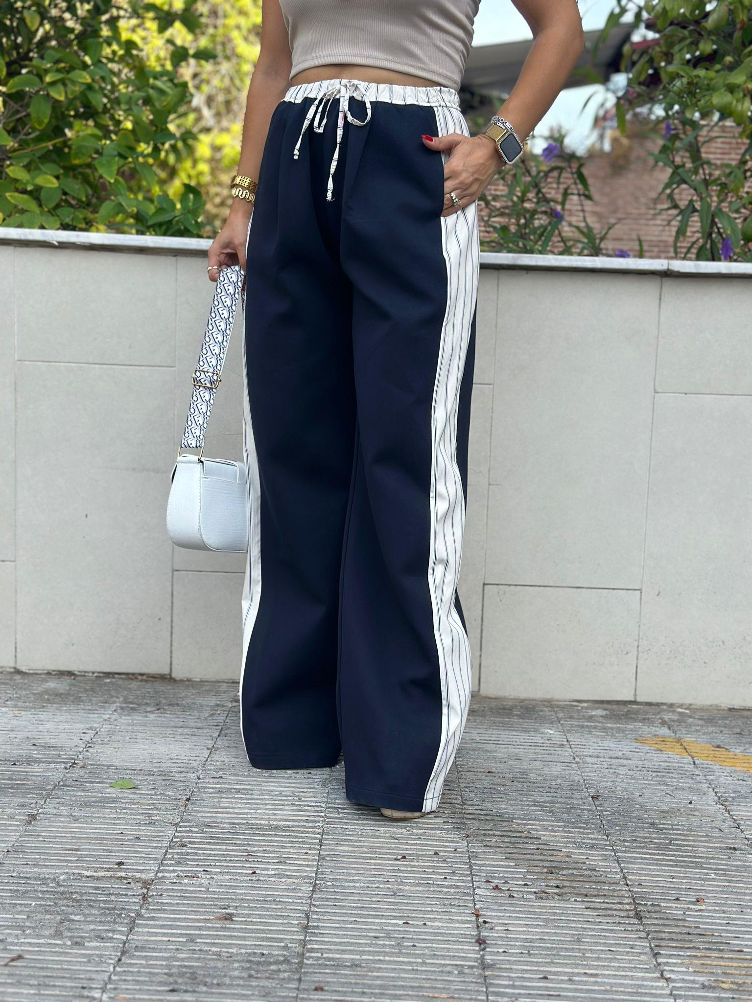 Yanları Bej Çizgili Lacivert Pantolon