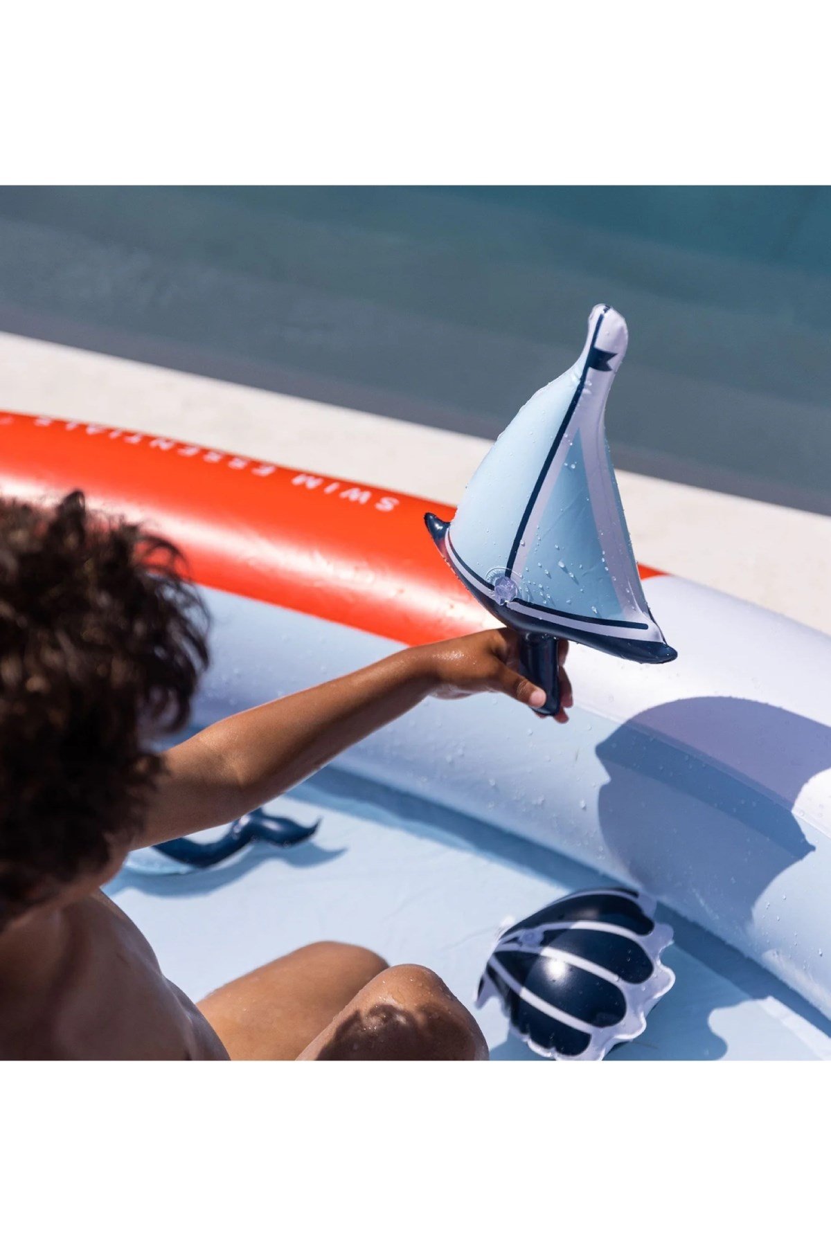 Swim Essentials Whale Fıskiyeli ve Kaydıraklı Şişme Oyun Havuzu 210cm Çok Renkli
