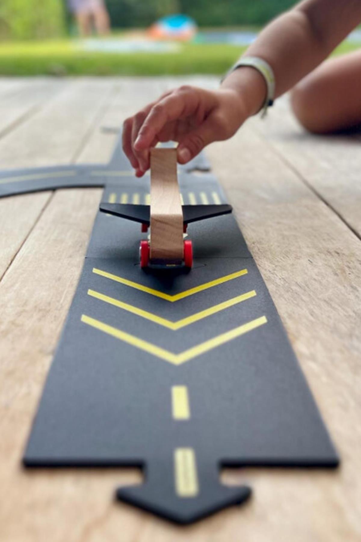 Waytoplay - Runway - 9 Parça (1 Uçak + 8 Yol) Çok Renkli