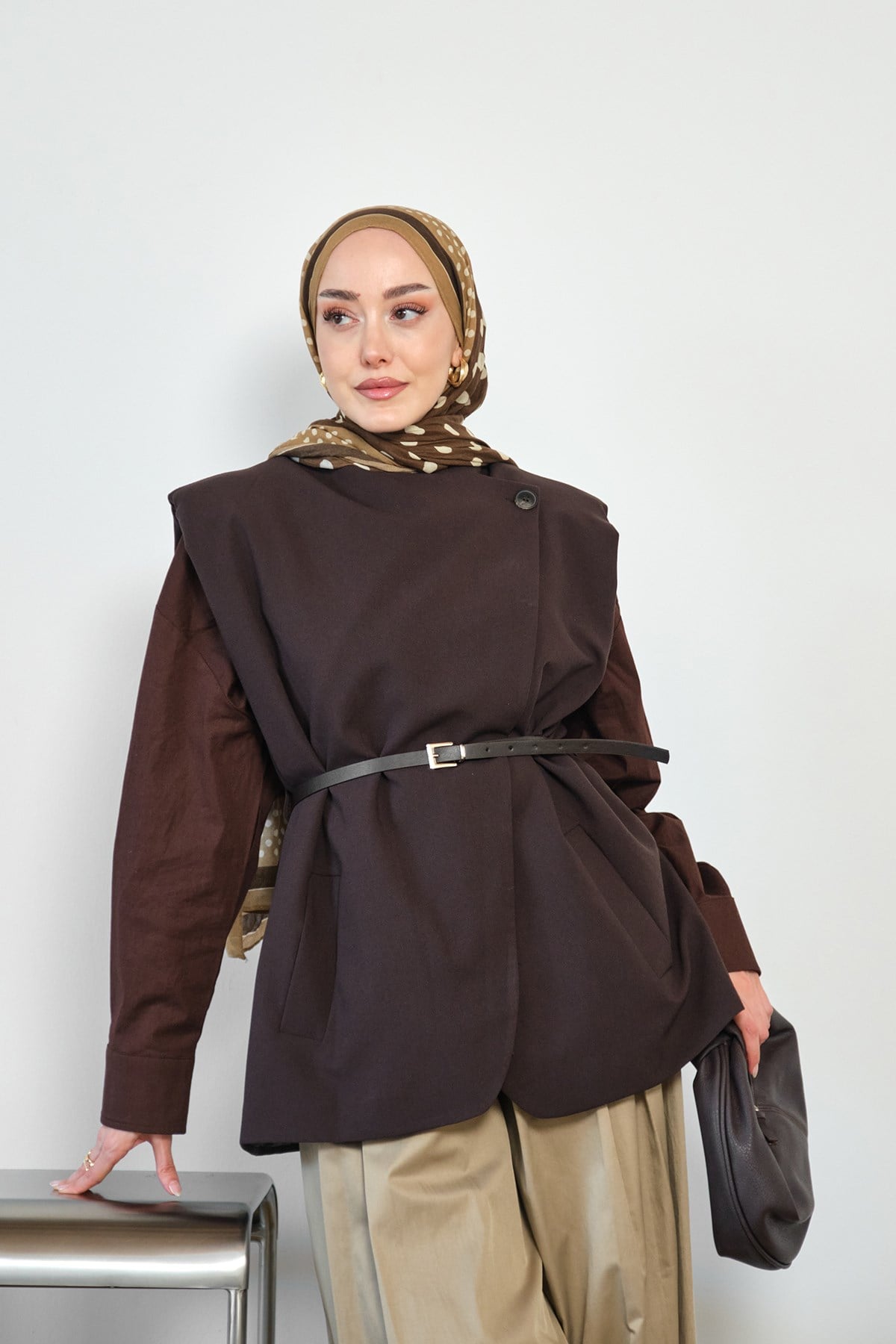 Asimetrik Kesim Deri Kemerli Yelek Acı Kahve