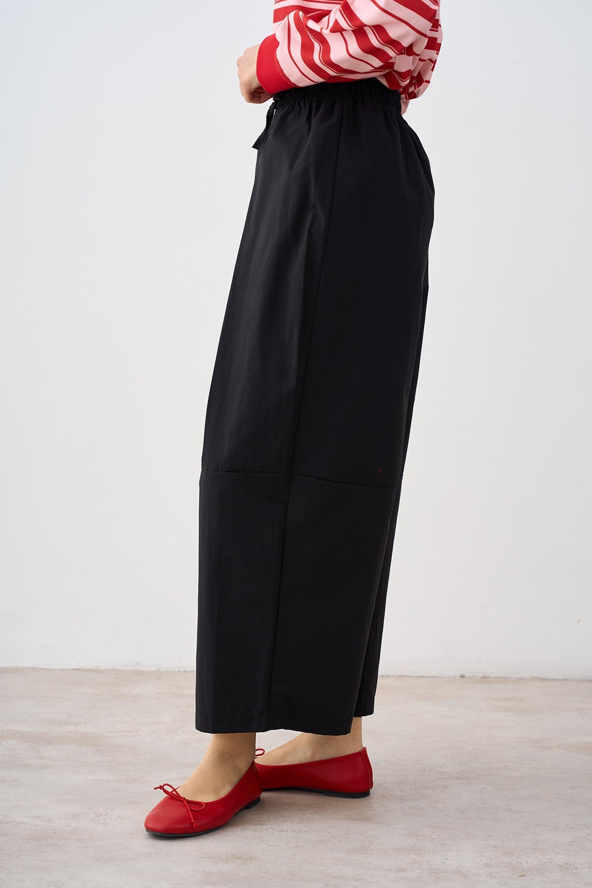 Beli Ayarlanabilir Pilise Detay Pantolon Siyah