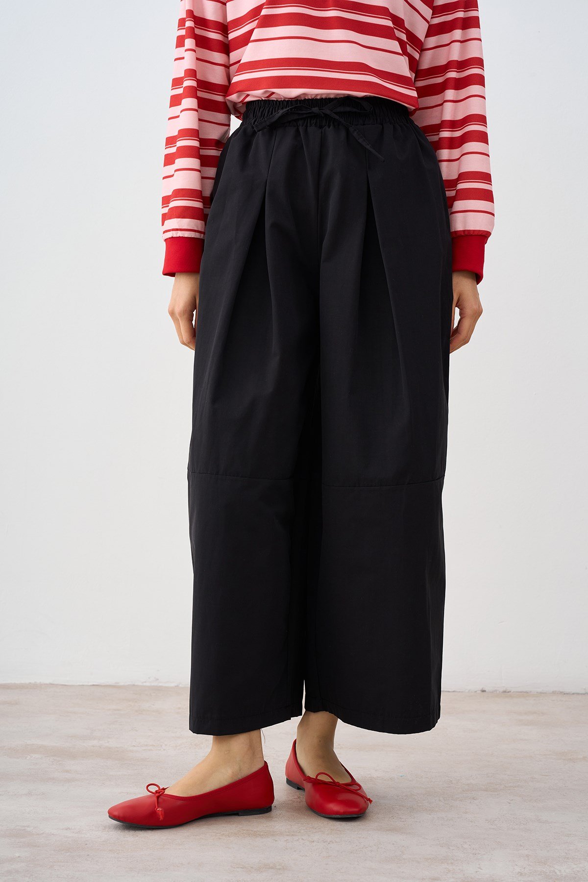 Beli Ayarlanabilir Pilise Detay Pantolon Siyah