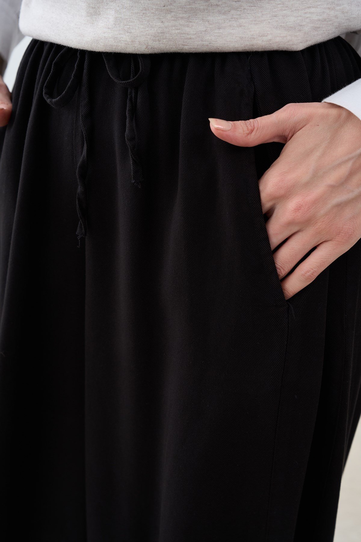 Beli Lastikli Bağcık Detay Pantolon Siyah