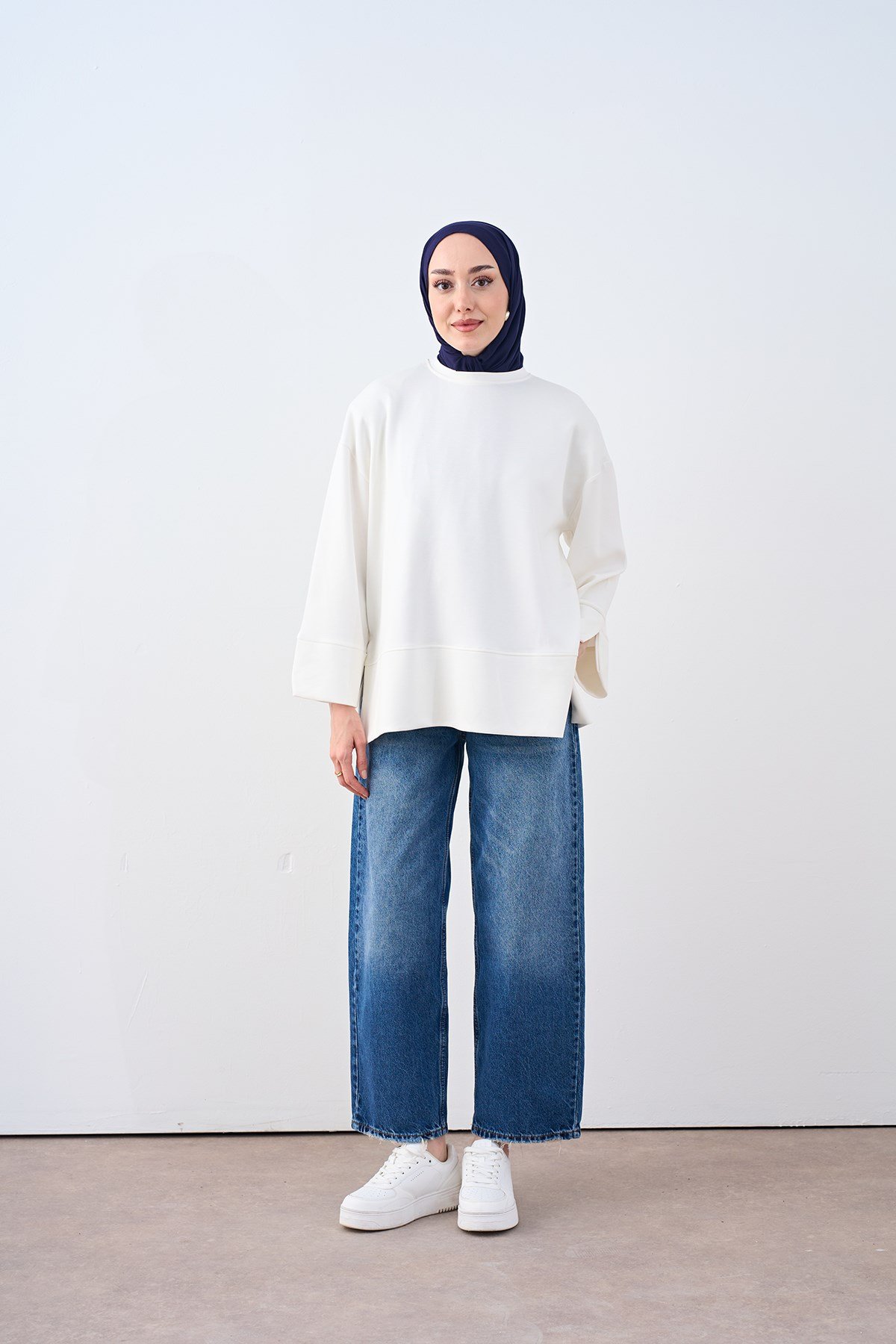 Bisiklet Yaka Çima Detay Sweatshirt Beyaz