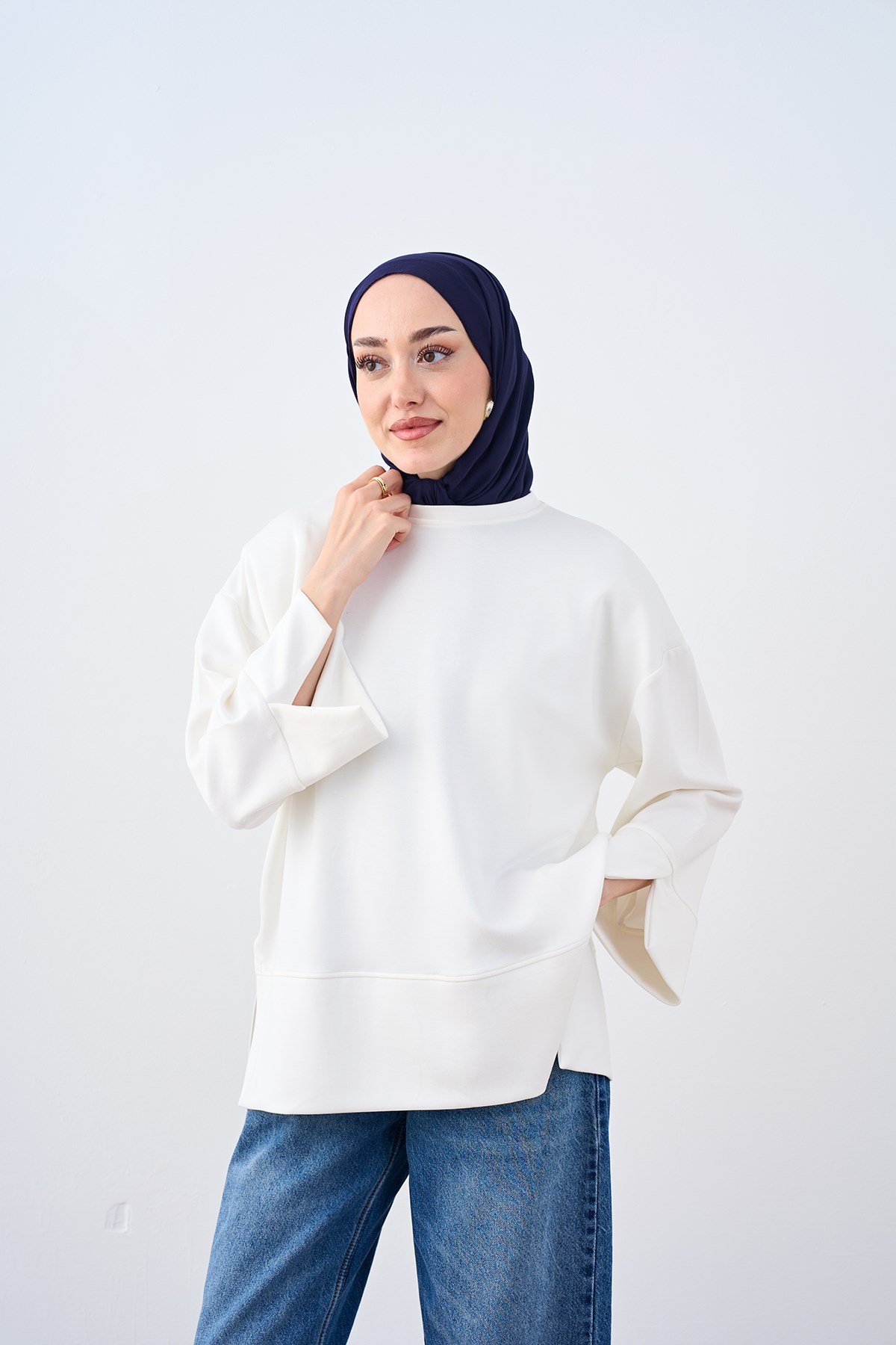 Bisiklet Yaka Çima Detay Sweatshirt Beyaz