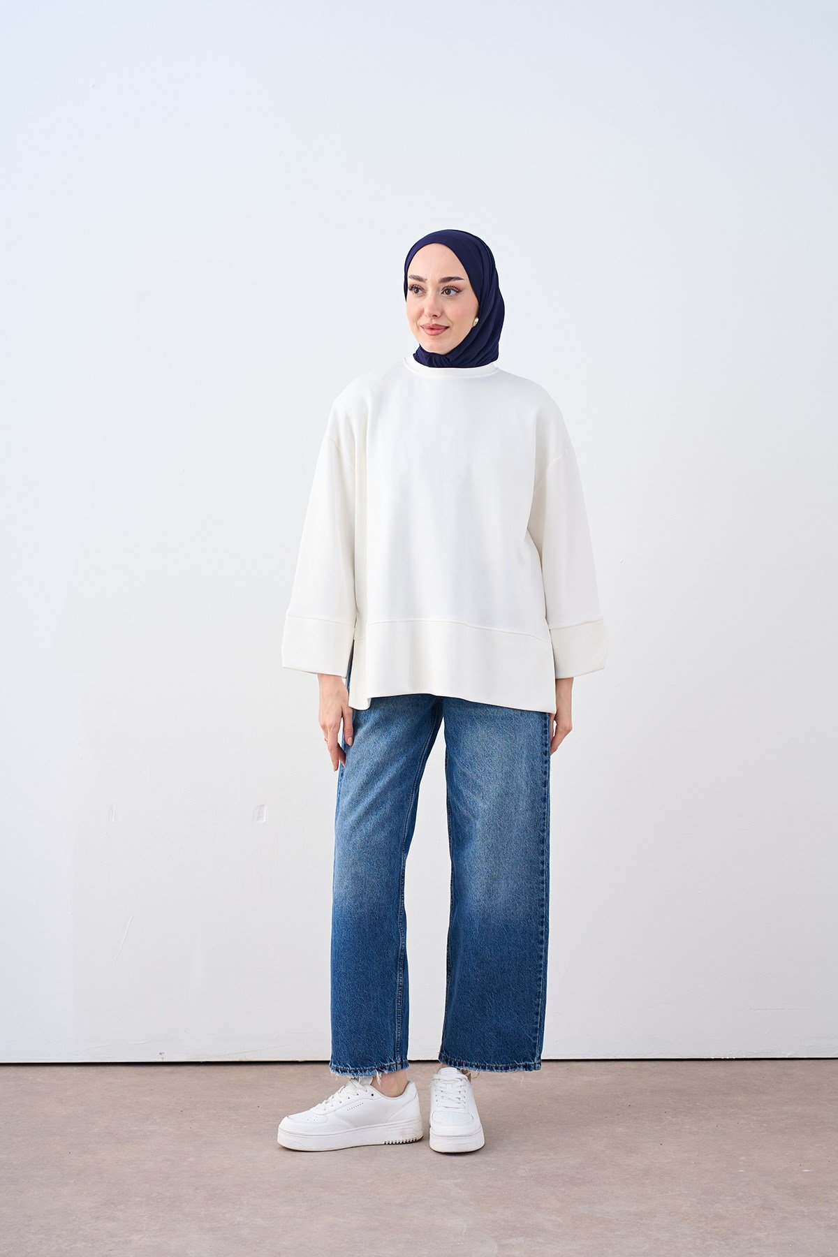 Bisiklet Yaka Çima Detay Sweatshirt Beyaz