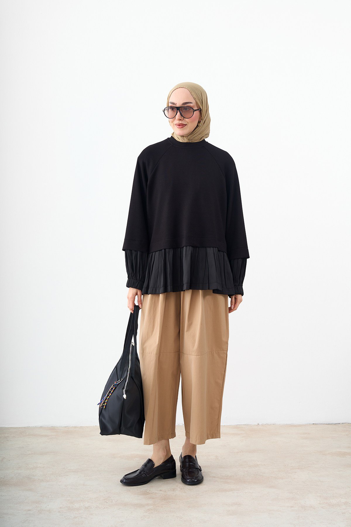 Bisiklet Yaka Saten Pile Detaylı Sweatshirt Siyah