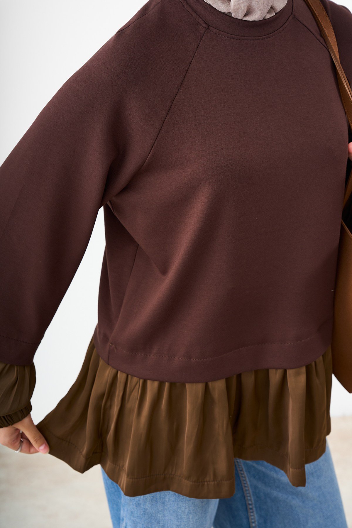 Bisiklet Yaka Saten Pile Detaylı Sweatshirt Kahverengi
