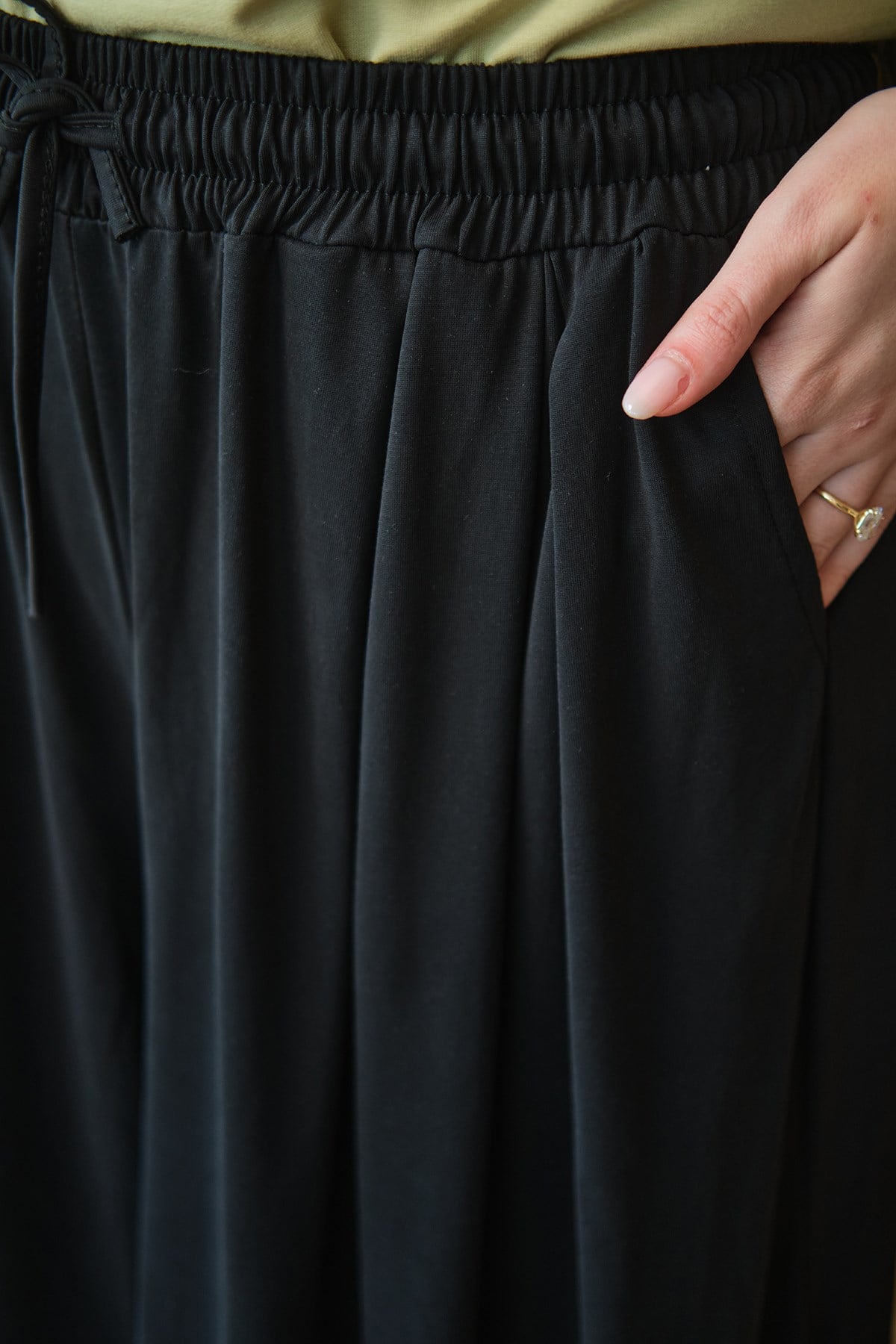 Çift Cepli Beli Lastik Ve Bağcıklı Bol Pantolon Siyah