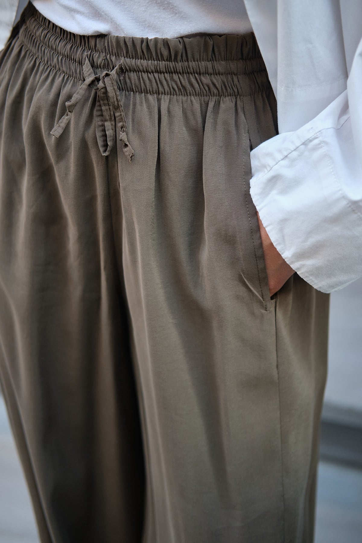 Çift Cepli Beli Lastikli Bağcıklı Modal Pantolon Haki Yeşil