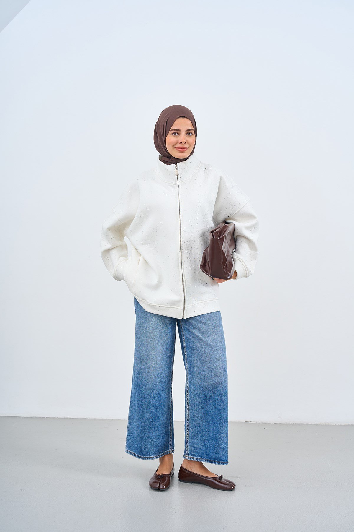 Çift Cepli Simli Fermuarlı Sweatshirt Beyaz