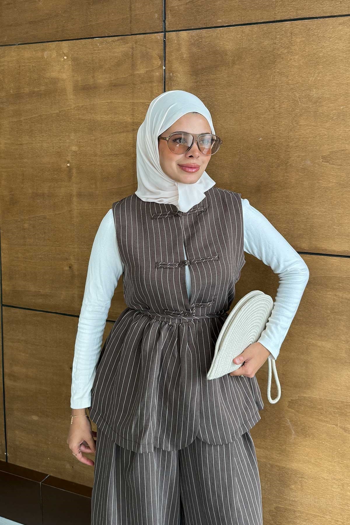 Çin Düğme Detay Bel Bağlamalı Yelekli Takım Kahverengi