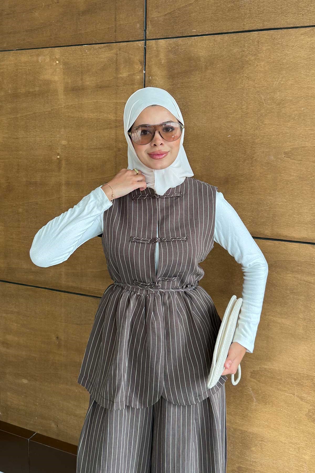 Çin Düğme Detay Bel Bağlamalı Yelekli Takım Kahverengi