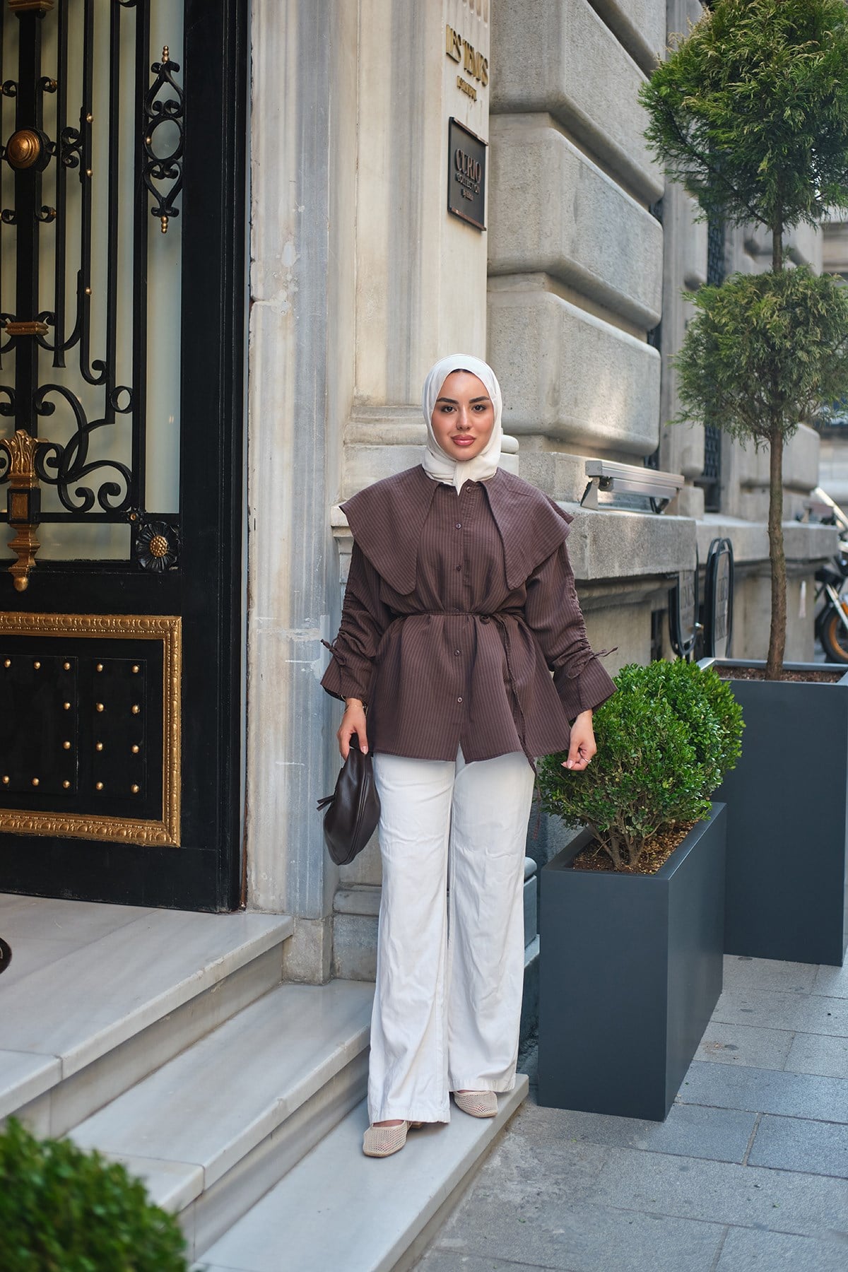 Çizgi Detaylı Bel Bağlamalı Mendil Yaka Gömlek Kahverengi