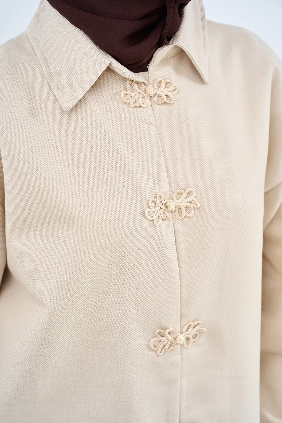 Dantel Düğme Detaylı Gömlek Yaka Takım Krem