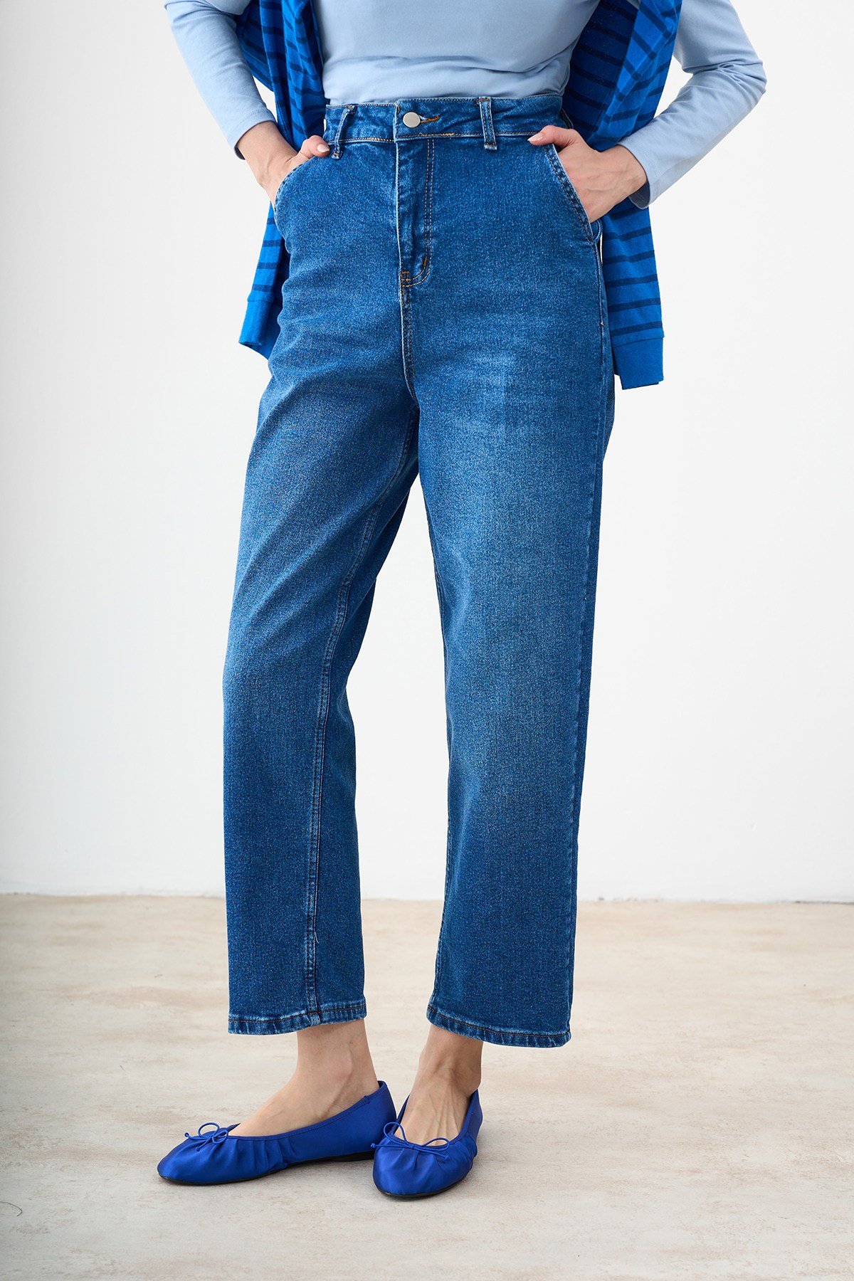 Dikiş Detaylı Kemerli Kot Pantolon Mavi