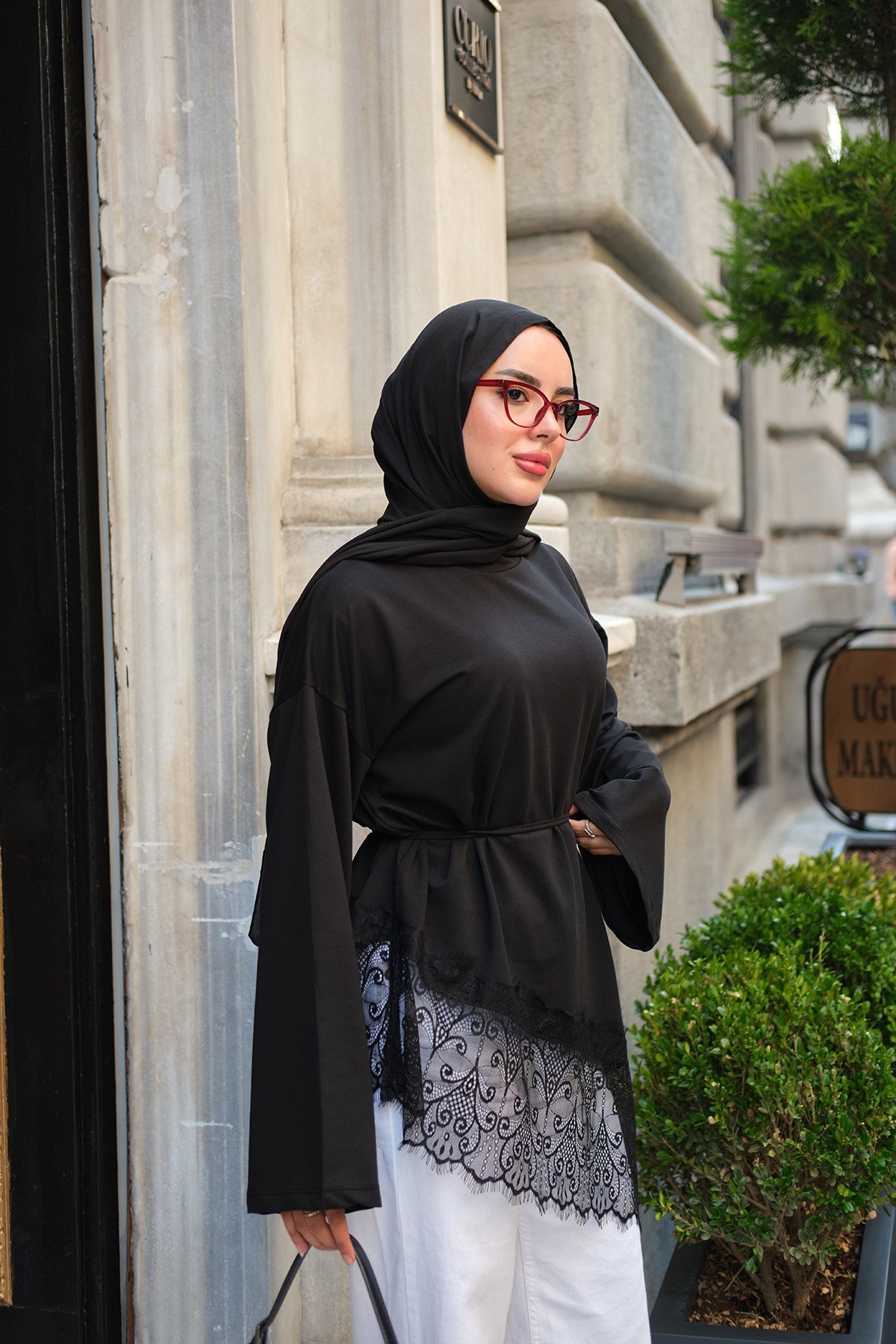 Eteği Dantel Detaylı Tunik Siyah