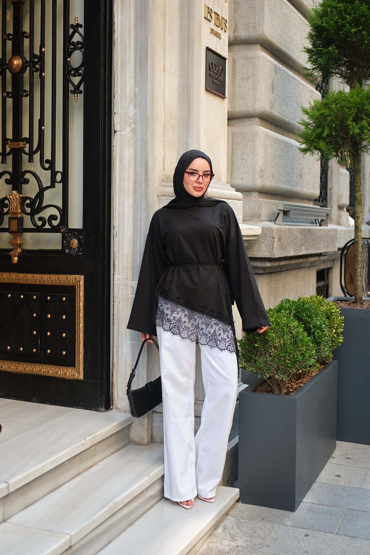 Eteği Dantel Detaylı Tunik Siyah