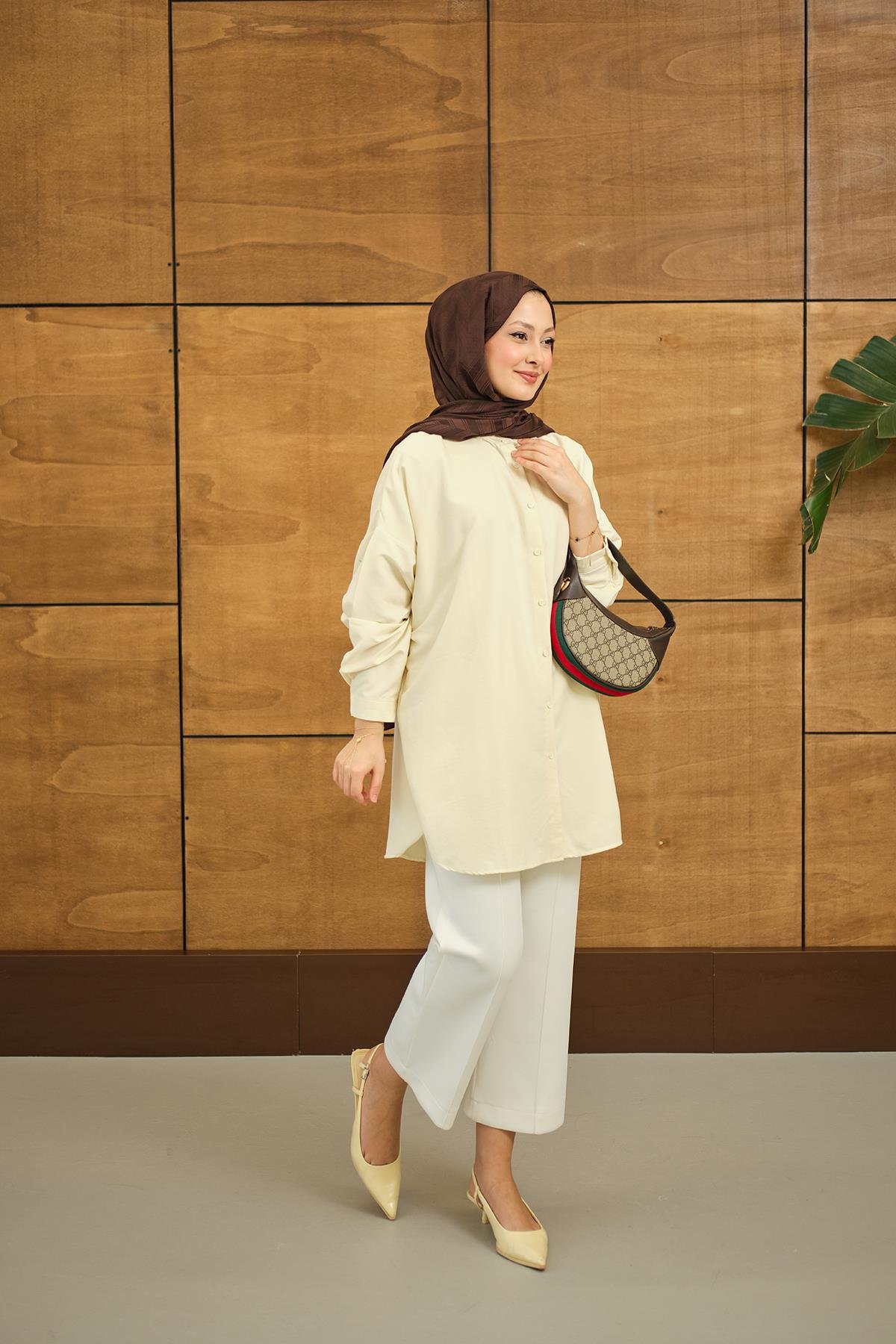 Hakim Yaka Basic Gömlek Krem