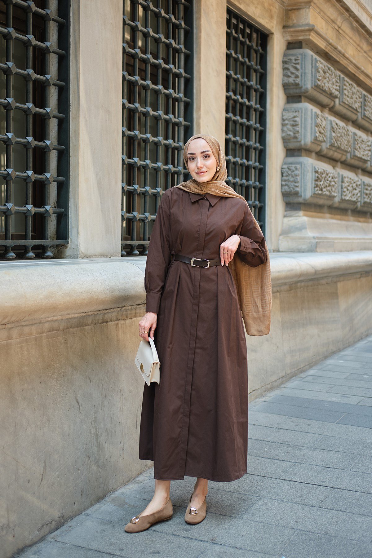 Kemer Detay Beli Lastikli Boydan Düğmeli Gömlek Yaka Elbise Kahverengi