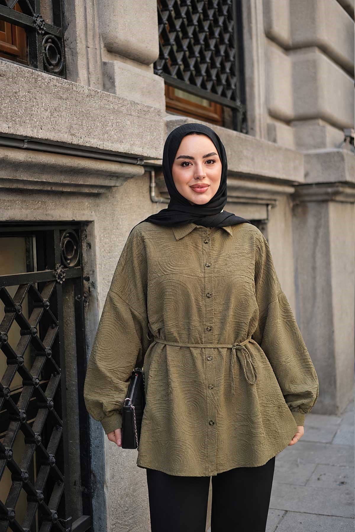 Kendinden Desenli Bel Bağlamalı Kabartma Detay Gömlek Haki Yeşil
