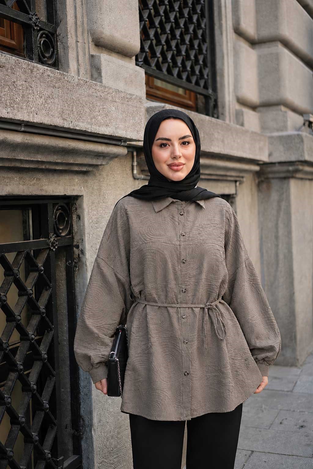 Kendinden Desenli Bel Bağlamalı Kabartma Detay Gömlek Vizon