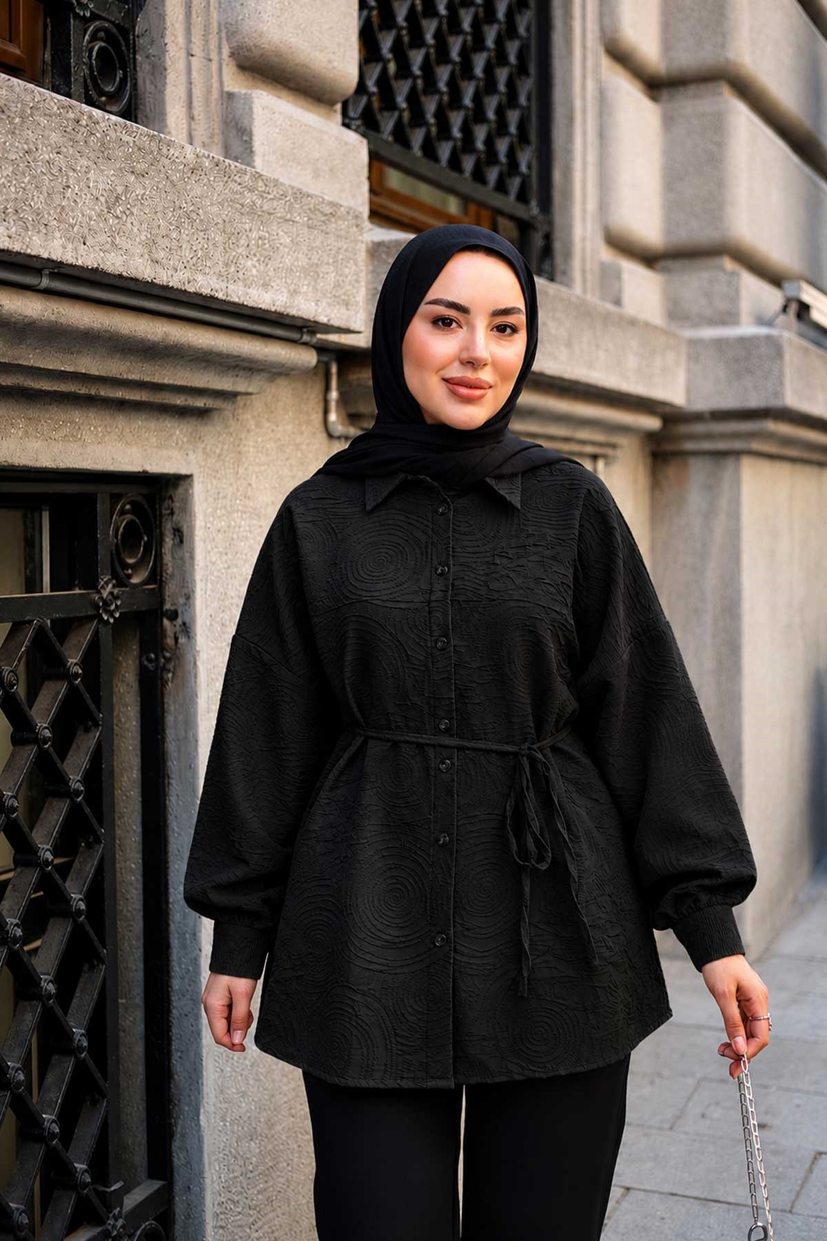 Kendinden Desenli Bel Bağlamalı Kabartma Detay Gömlek Siyah