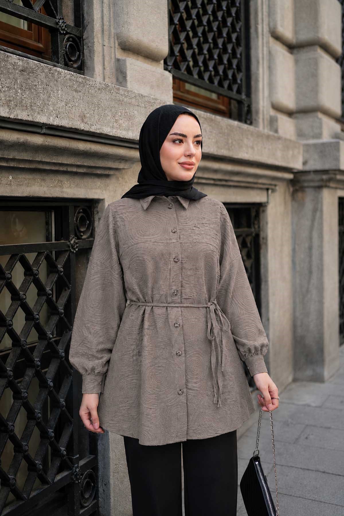 Kendinden Desenli Bel Bağlamalı Kabartma Detay Gömlek Vizon