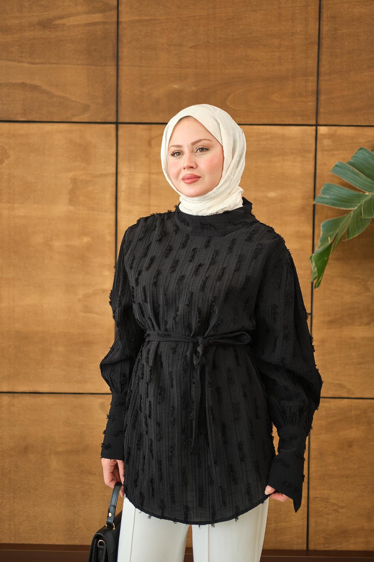 Kendinden Desenli Bel Bağlamalı Tunik Siyah