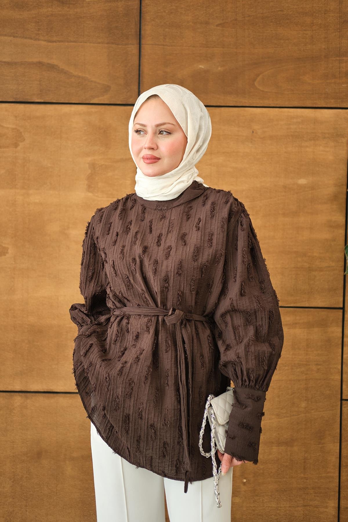 Kendinden Desenli Bel Bağlamalı Tunik Kahverengi