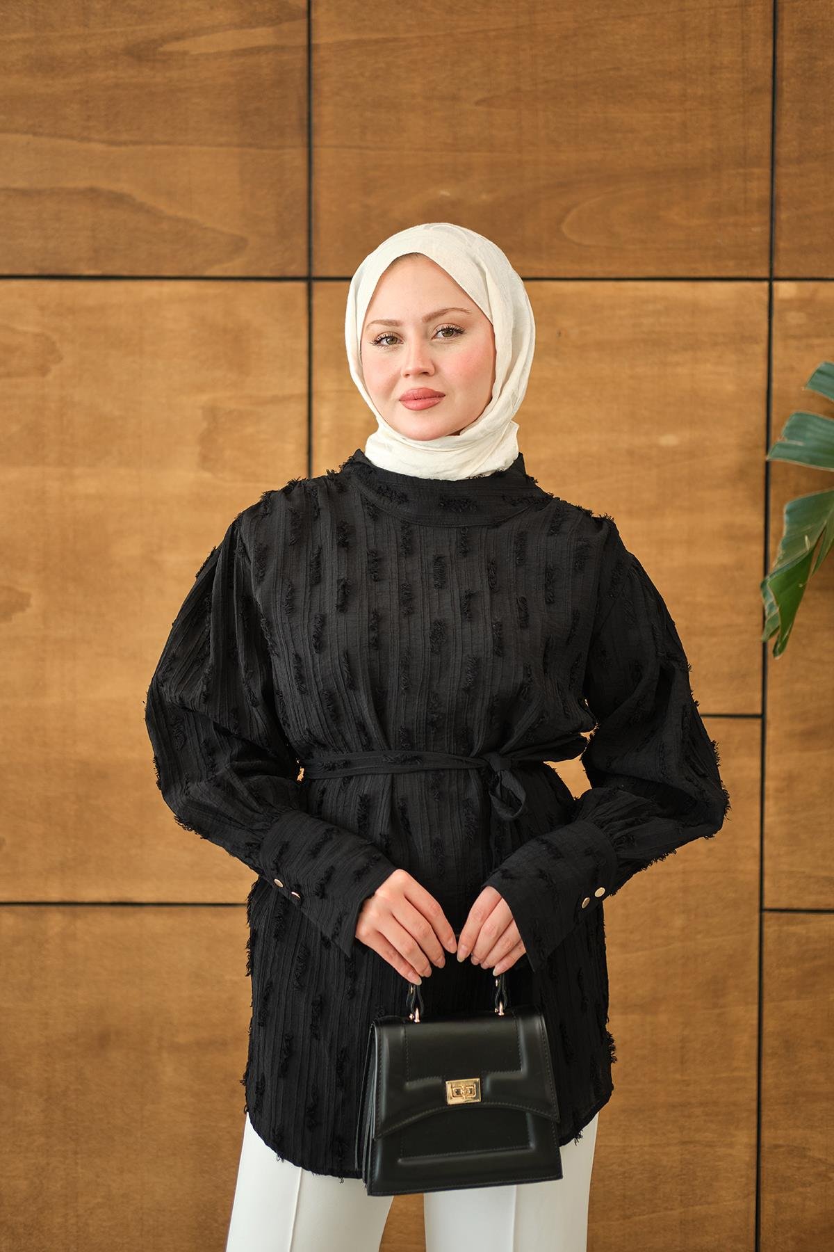 Kendinden Desenli Bel Bağlamalı Tunik Siyah