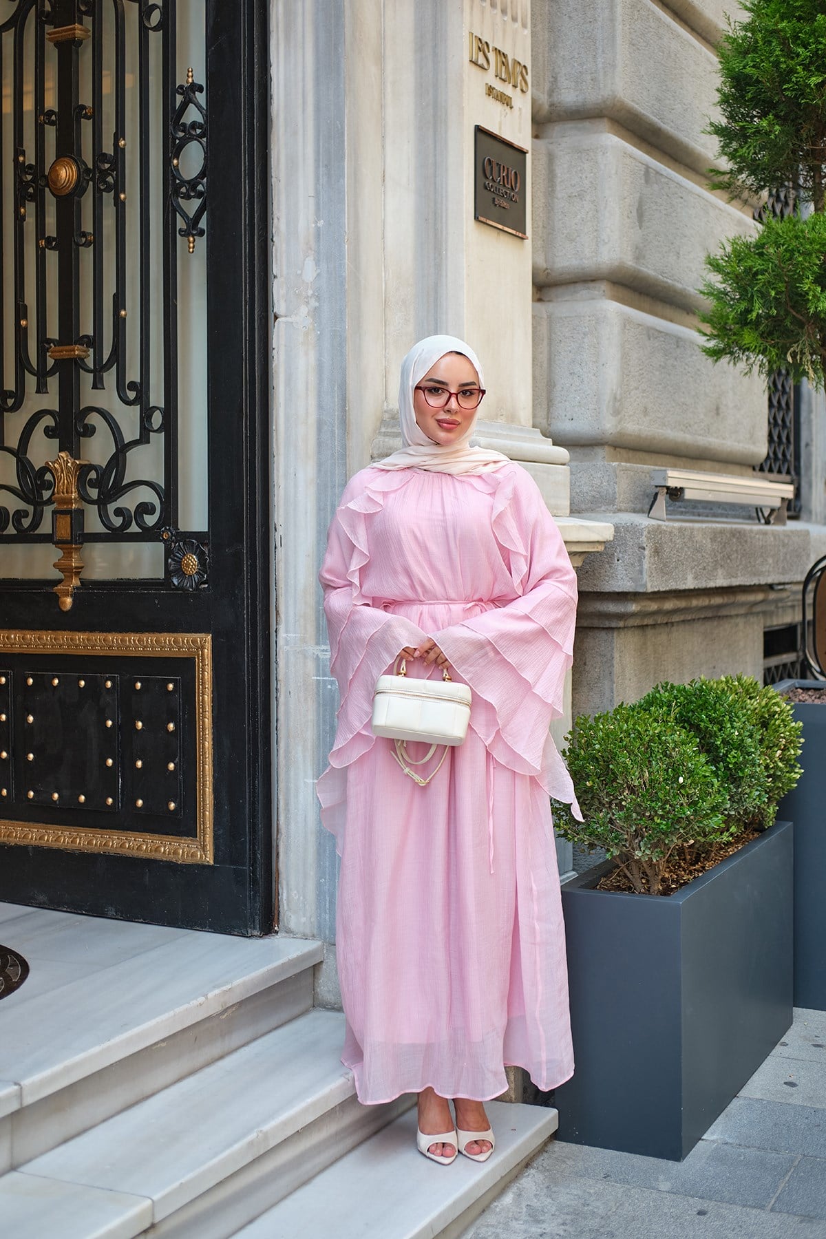 Kendinden Desenli Fırfırlı Elbise Pembe