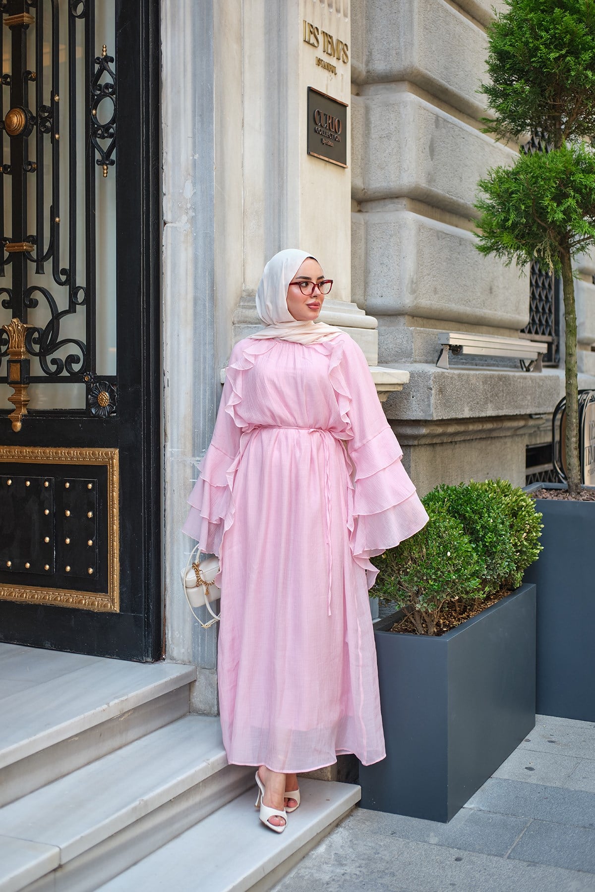 Kendinden Desenli Fırfırlı Elbise Pembe