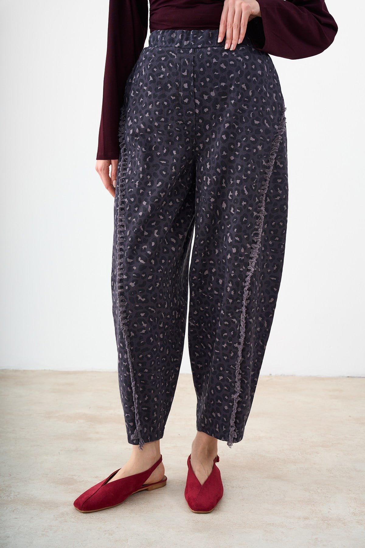 Leopar Detay Püsküllü Pantolon Füme
