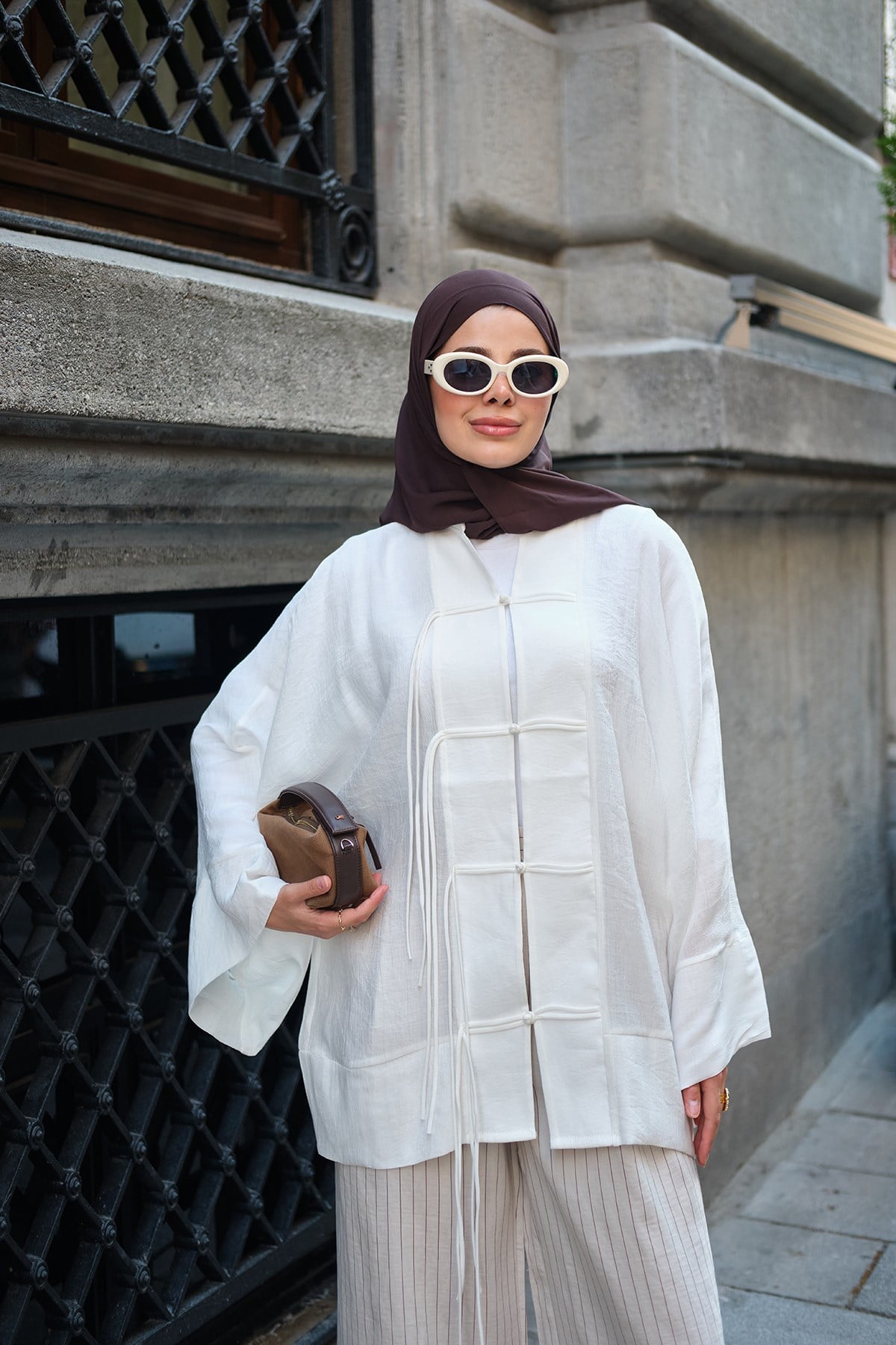 Ön Bağcık Detaylı Geniş Kol Hakim Yaka Tül Kimono Beyaz