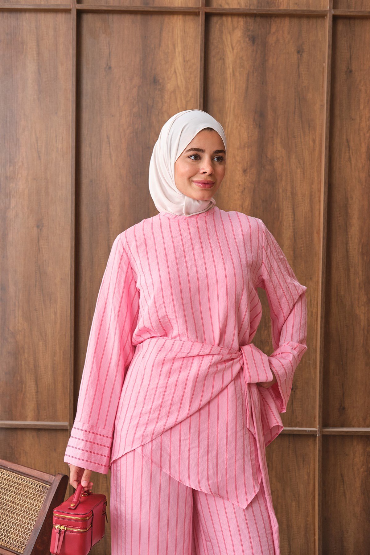 Önü Asimetrik Kesim Fularlı Çizgili Takım Pembe