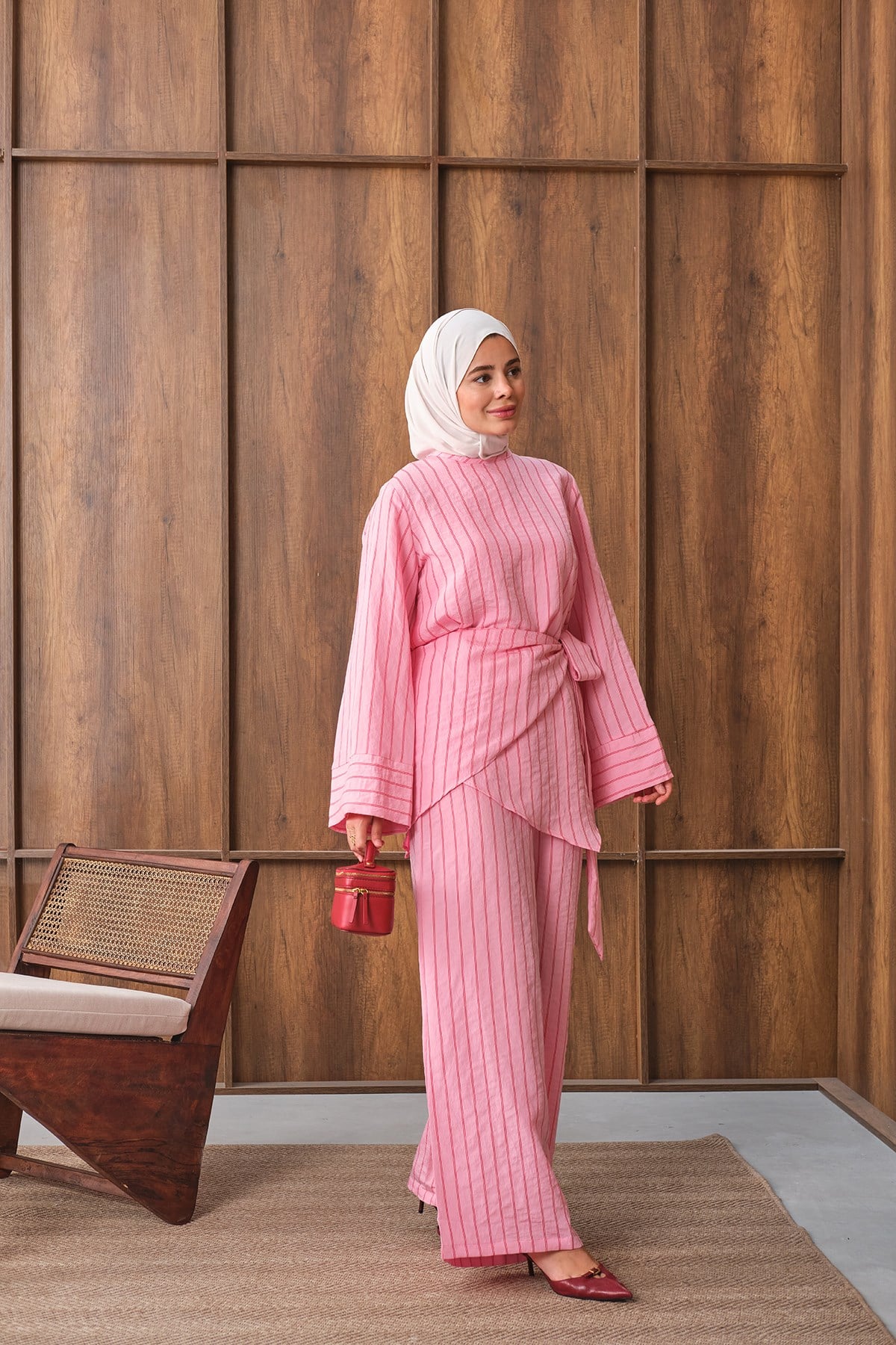 Önü Asimetrik Kesim Fularlı Çizgili Takım Pembe